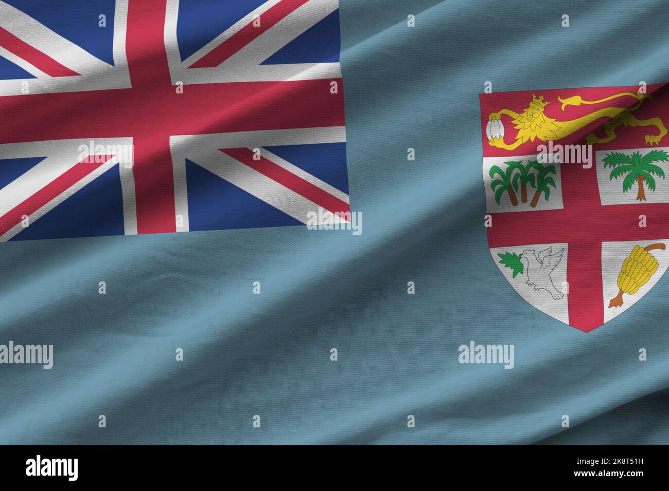 Drapeau des Fidji avec de grands plis et un gros plan sous la lumière du studio à l'intérieur. Les symboles officiels et les couleurs de la bannière en tissu Banque D'Images