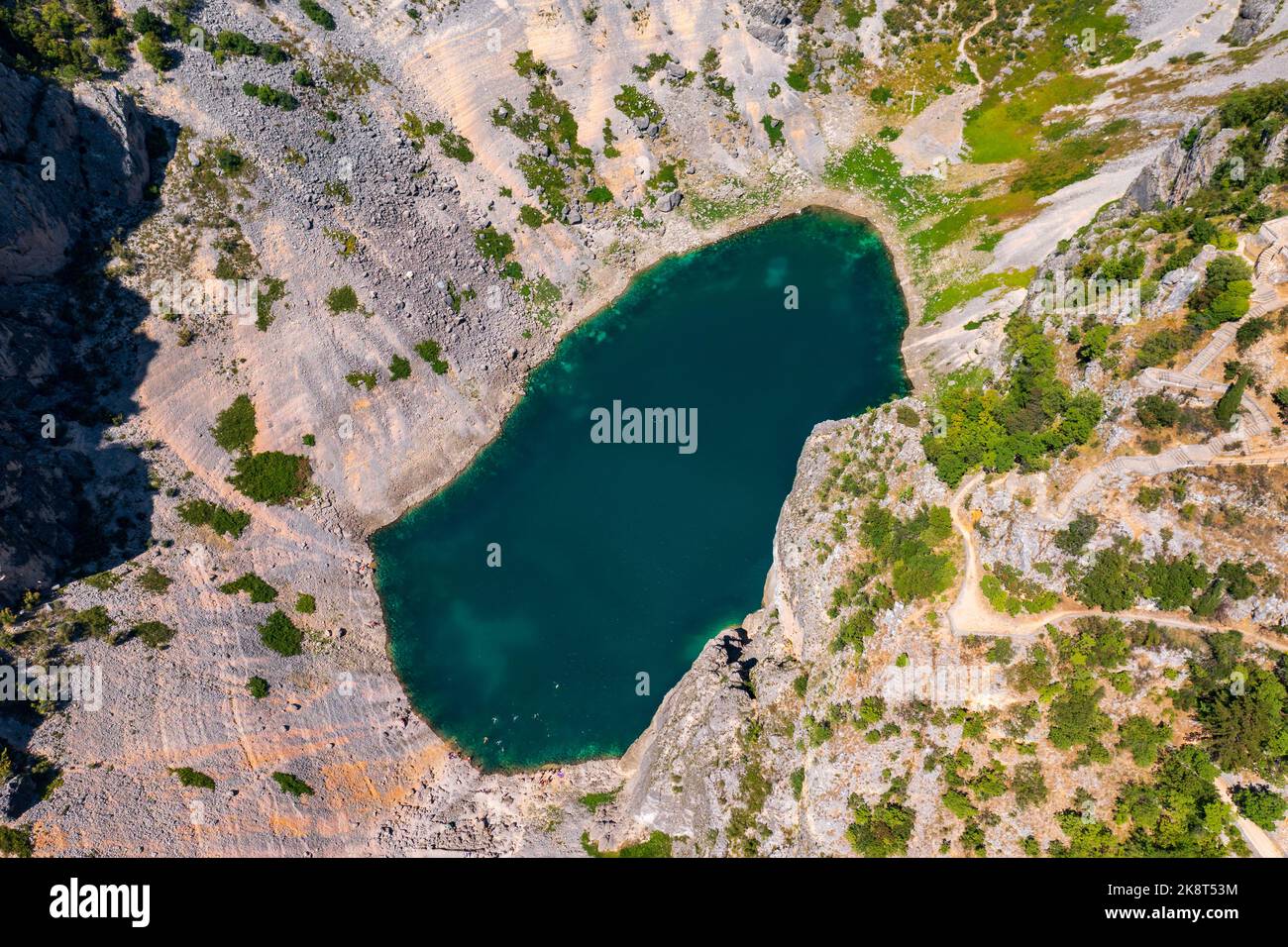 Vue aérienne sur Blue Lake (Croate: Modro jezero ou Plavo jezero) est un lac karstique situé près d'Imotski dans le sud de la Croatie. Banque D'Images