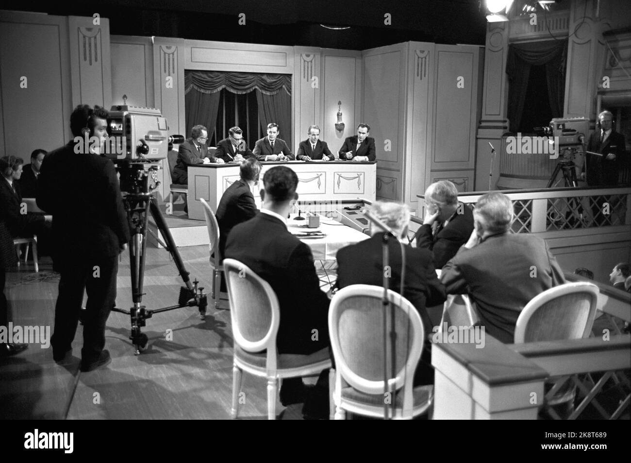 Oslo janvier 1964 - débat politique sur la télévision au Théâtre central d'Oslo. « Où est le communisme ? » Montre toute l'équipe de télévision en action. Directeur de programme Kjell Arnljot Wig. Le débat se déroule entre le panel et la salle. 4 caméras et 10 microphones sont installés. Ici, Kjell Arnljot Wig se trouve au milieu entouré par les initiateurs Aksel Larsen, le SF danois, Olav Brunvand, le Parti travailliste, l'Hermansson, Le leader communiste suédois et le rédacteur en chef de la « liberté », Reidar Larsen. Photo: Aage Storløkken / actuel / NTB Banque D'Images