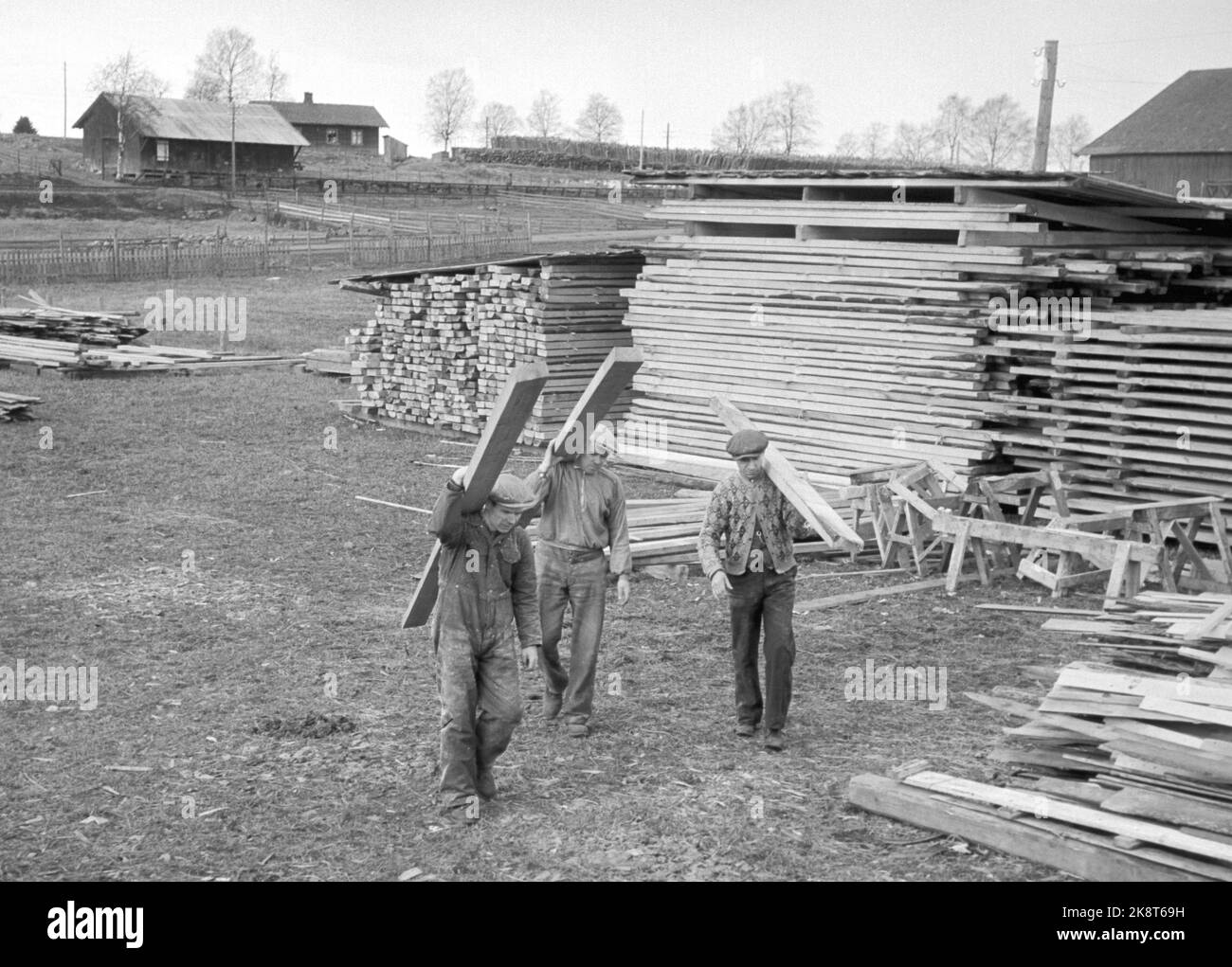 Stange Mai 1946 les maisons prêtes à l'emploi dans lesquelles nous allons rester. Réservez une maison prête à l'emploi le matin, puis déplacez-vous le soir. La reconstruction du logement après la Seconde Guerre mondiale La Norvège dispose de 25 usines de maisons en bois qui, nous l'espérons, livrera 1600-1800 maisons prêtes à l'emploi en 1946. Cela accélérera la restauration. Les photos proviennent DE JEUNES hommes travaillant à l'usine de maisons en bois de Stangehus à Stange. Photo; Th Skotaam / actuel / ntb Banque D'Images