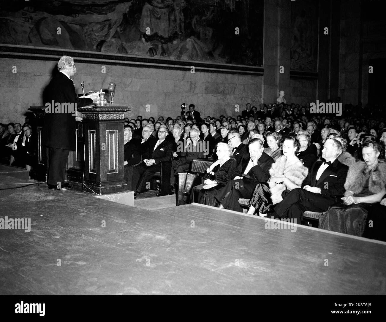 Oslo 19541104: Le Prix de la paix: Prix Nobel de la paix pour 1952 à Albert Schweitzer, médecin, missionnaire et fondateur de l'Hôpital Lambarene au Gabon. (Le prix a été décerné en 1952, mais Schweitzer n'était pas présent au prix. Il s'est rendu en Norvège en novembre 1954. Ici, Schweitzer donne une conférence à l'Université Aula on 4 novembre 1954.) Photo: NTB / NTB / par Svensson Banque D'Images