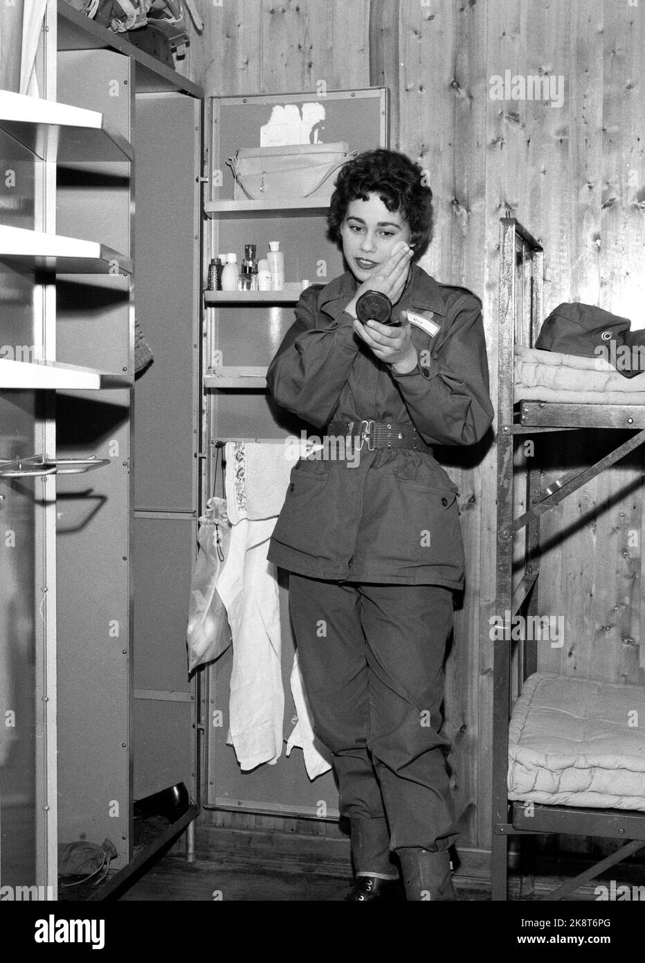 Lahaugmoen à Oslo décembre 1959. Soldats en maquillage : les femmes en uniforme. Le maquillage peut être utilisé, mais il doit être discret. Menig Inger Moe en uniforme à Brakka. Photo: Ivar Aaserud / courant / NTB Banque D'Images