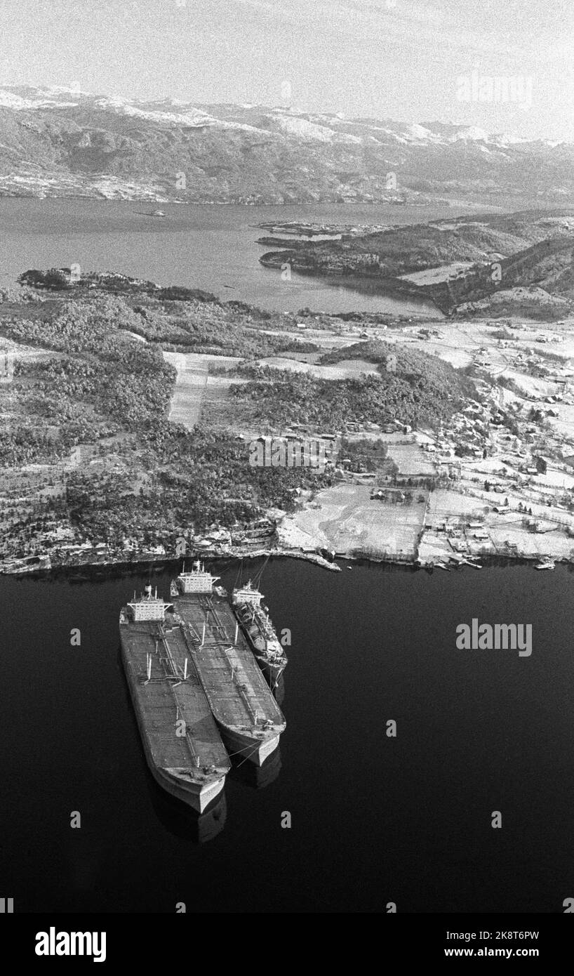 28 janvier 1975 de Sunnhordland. Un tonnage de réservoir de plus de 1 millions de tonnes est en circulation à Sunnhordaland. La photo montre les pétroliers de Reksten 'sir Charles Hambro' et 'Julian', chacun de 285 000 tonnes, ainsi que les nouveaux réservoirs de gaz du même navire 'Lucian'. Le Reksten a aussi à Onarheim 'Octavian' de 219 000 tonnes et 'Fabian' de 285 000 tonnes. Photo: NTB / NTB Banque D'Images