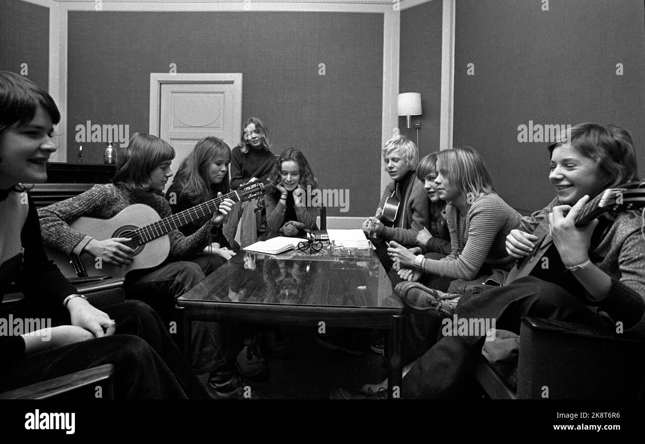 Oslo 1971118 Hamna Leisure Club. Un groupe de jeunes qui chantent et jouent de la guitare. Photo: NTB / NTB Banque D'Images