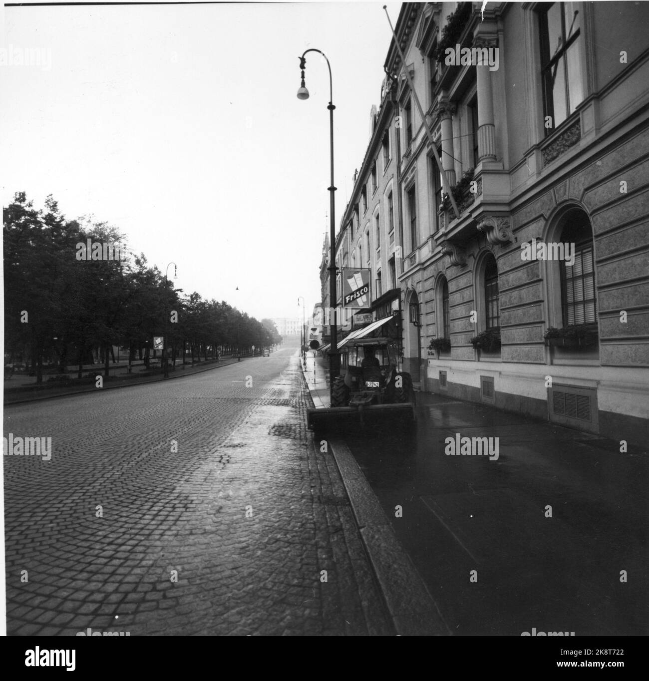 Oslo à l'été 1959. Karl Johans porte la nuit. Vue d'ensemble de Folketon porte sans circulation, juste une voiture plus balayeuse sur le trottoir. Photo: Aage Storløkken / actuel / NTB Banque D'Images