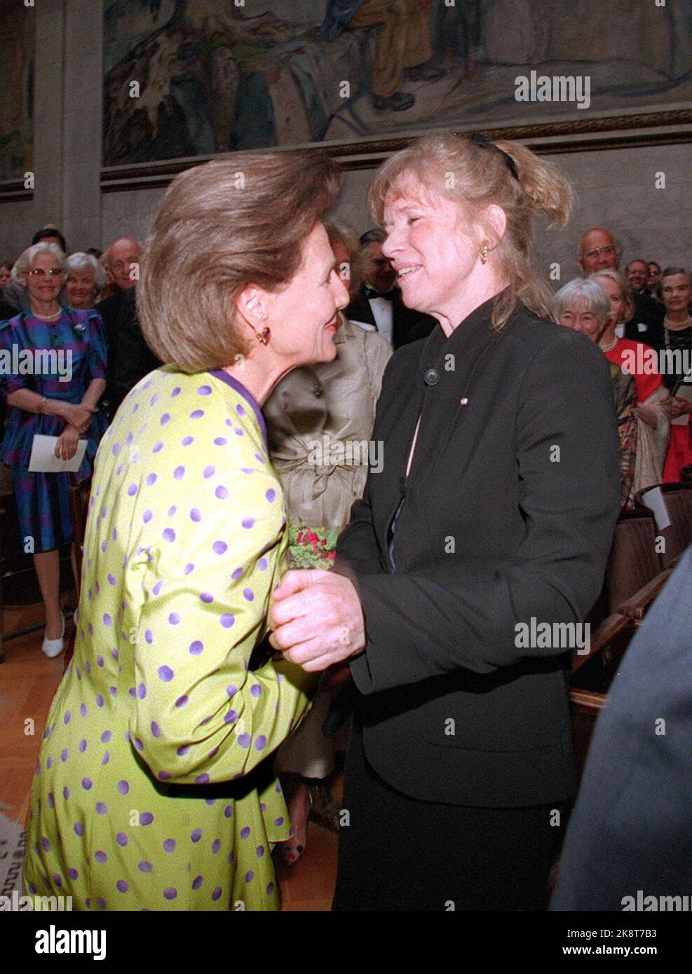 Oslo 19960613. La reine Sonja félicite Liv Ullmann pour le prix culturel d'Anders Jahre. (Photo NTB : Lise Åserud) Banque D'Images