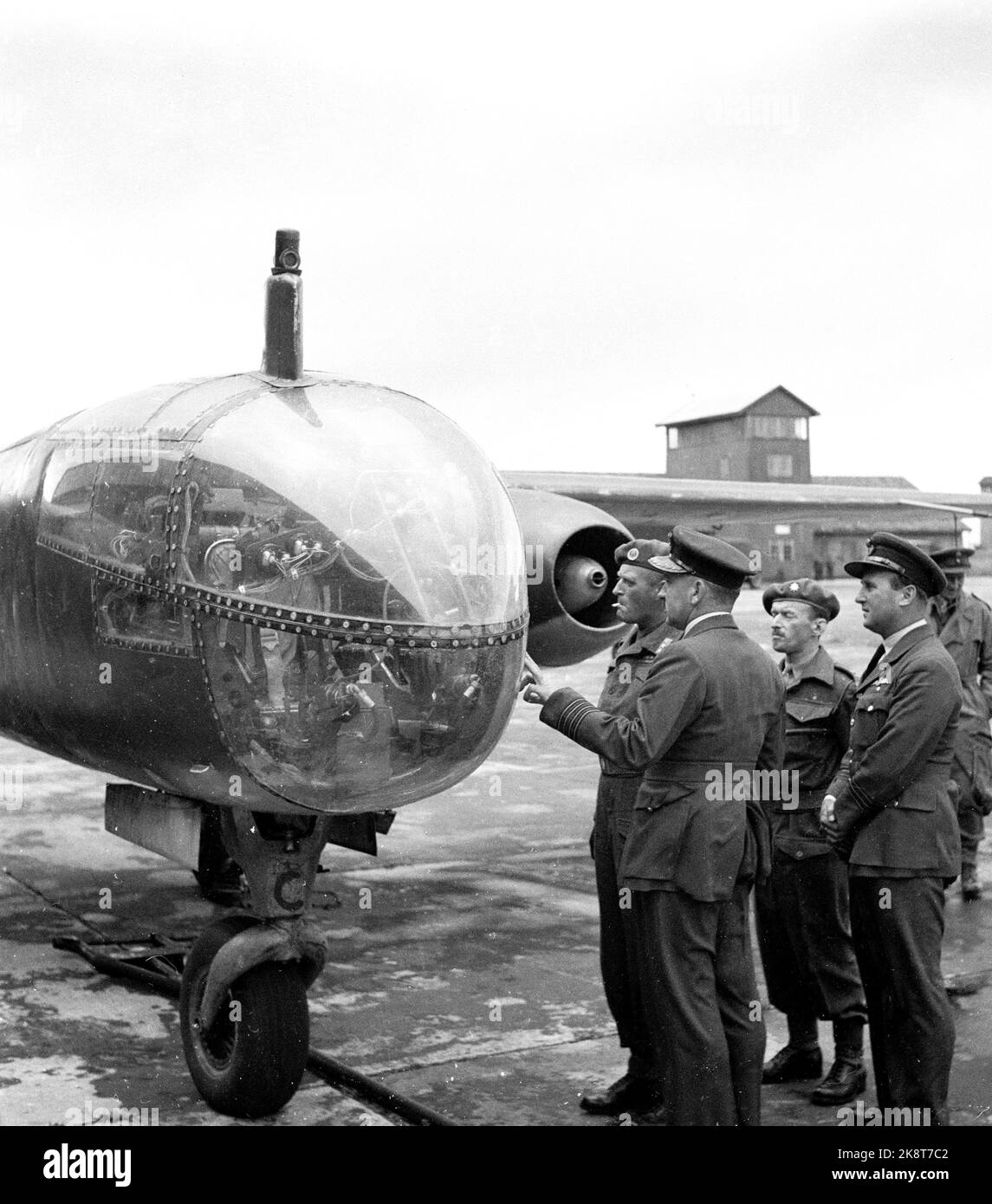 Stavanger à l'automne 1945. Visite du prince héritier : le prince héritier Olav regarde à bord de l'avion. (Avec la cigarette dans la bouche.) Photo: Kjell Lynau / NTB Banque D'Images