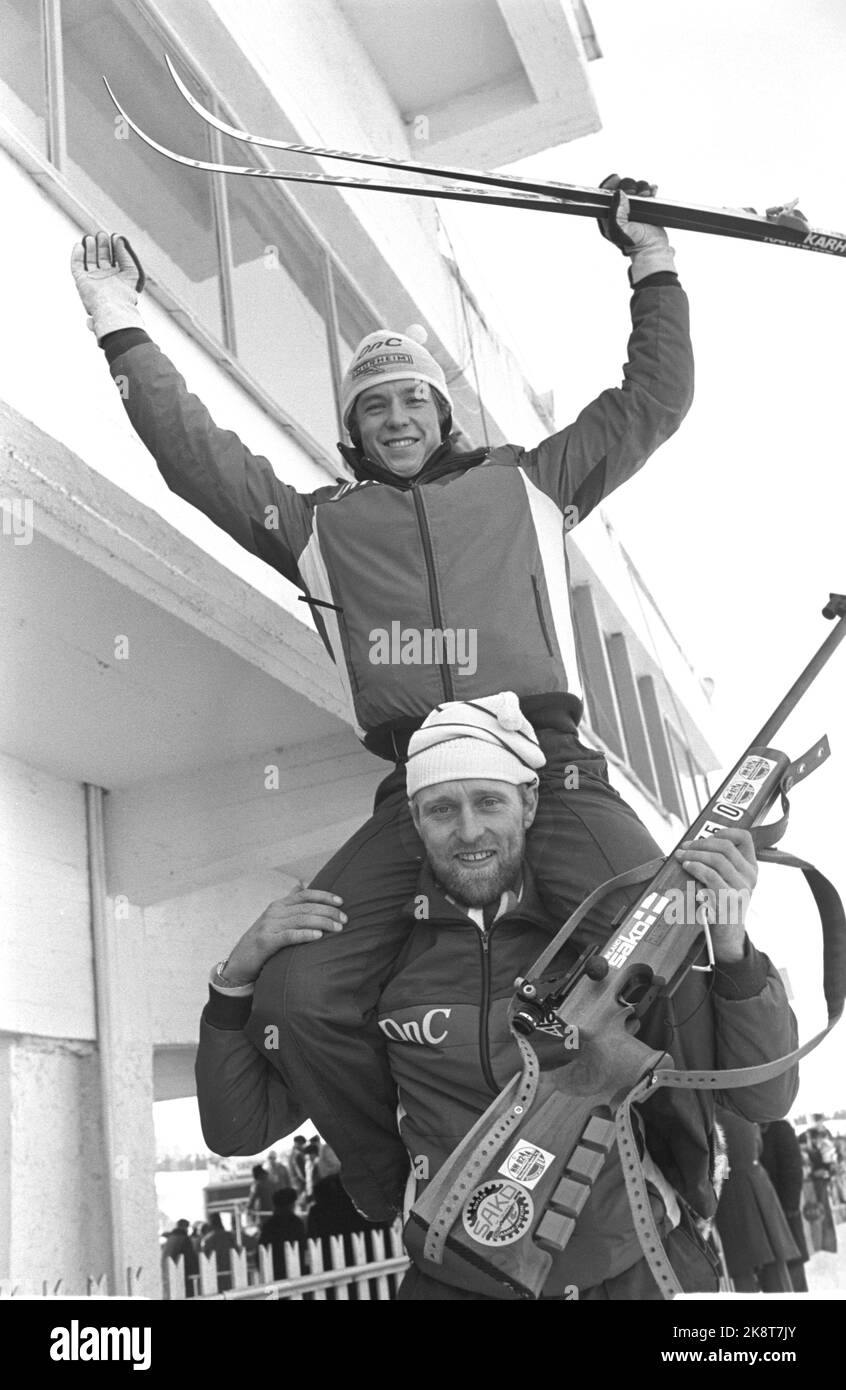 Minsk, Russie blanche 19820211. Coupe du monde de biathlon 1982 à Minsk. Un heureux Eirik Kvalfoss qui a gagné l'or de 10 km sprint avec l'entraîneur Ole per Strædet. Il a également gagné l'argent à 20 km et le bâton. Photo: Bjørn Sigurdsøn NTB / NTB Banque D'Images