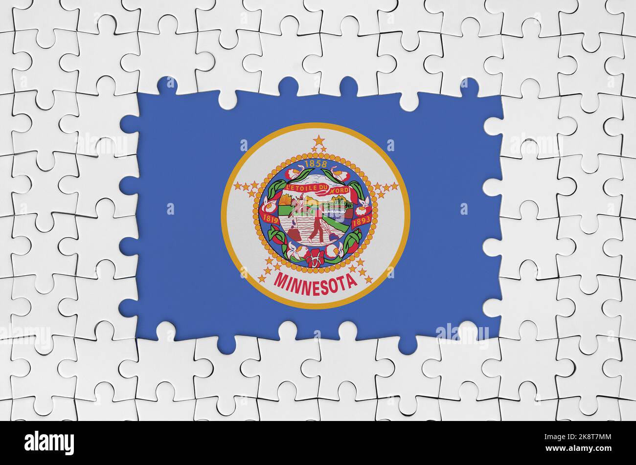 Drapeau d'état américain du Minnesota dans le cadre de pièces de puzzle blanches avec des pièces centrales manquantes Banque D'Images