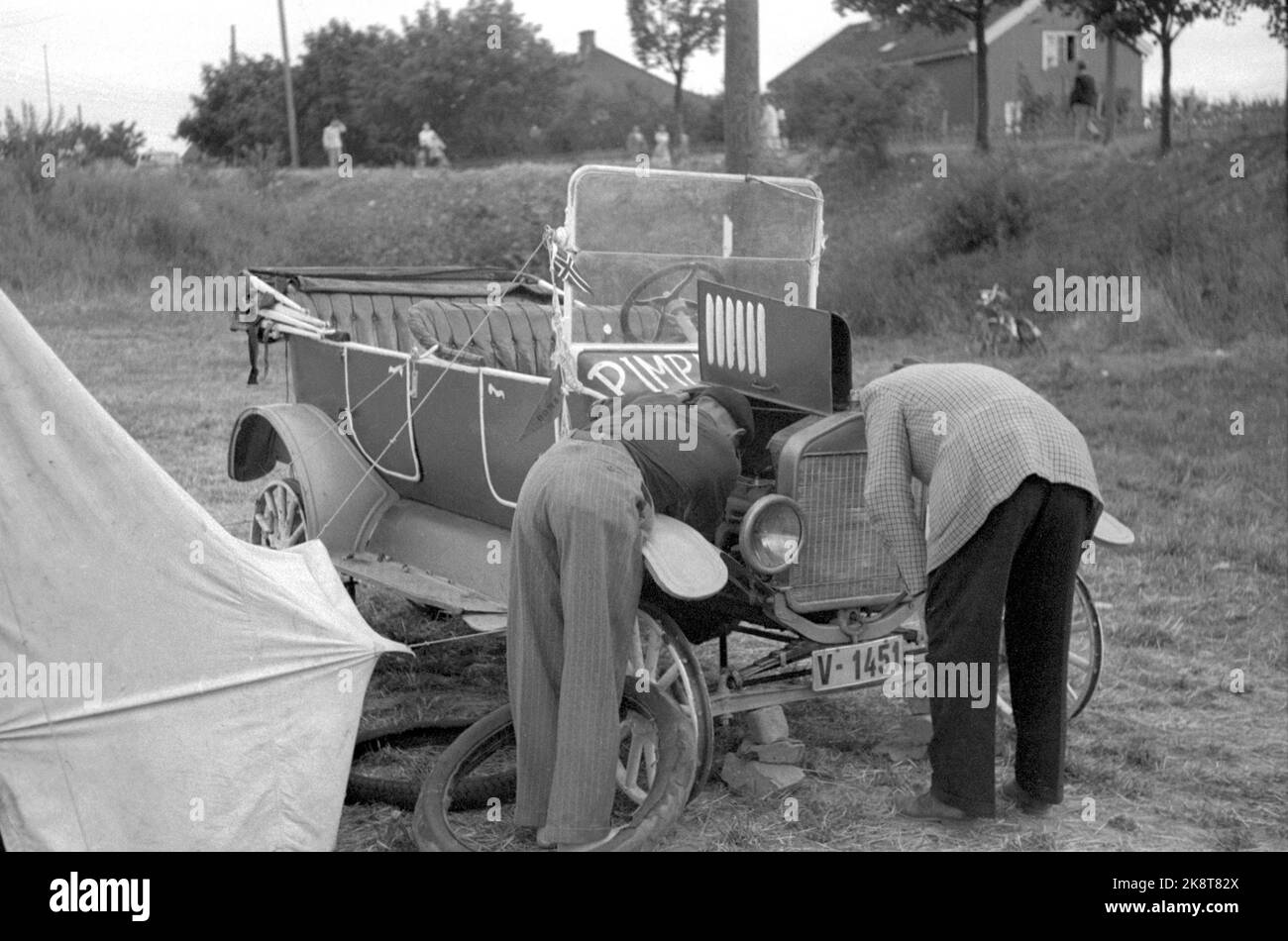 Oslo 19490726. Camping camp à Sinsen. Réparation de voitures anciennes à la tente. Photo: NTB Banque D'Images