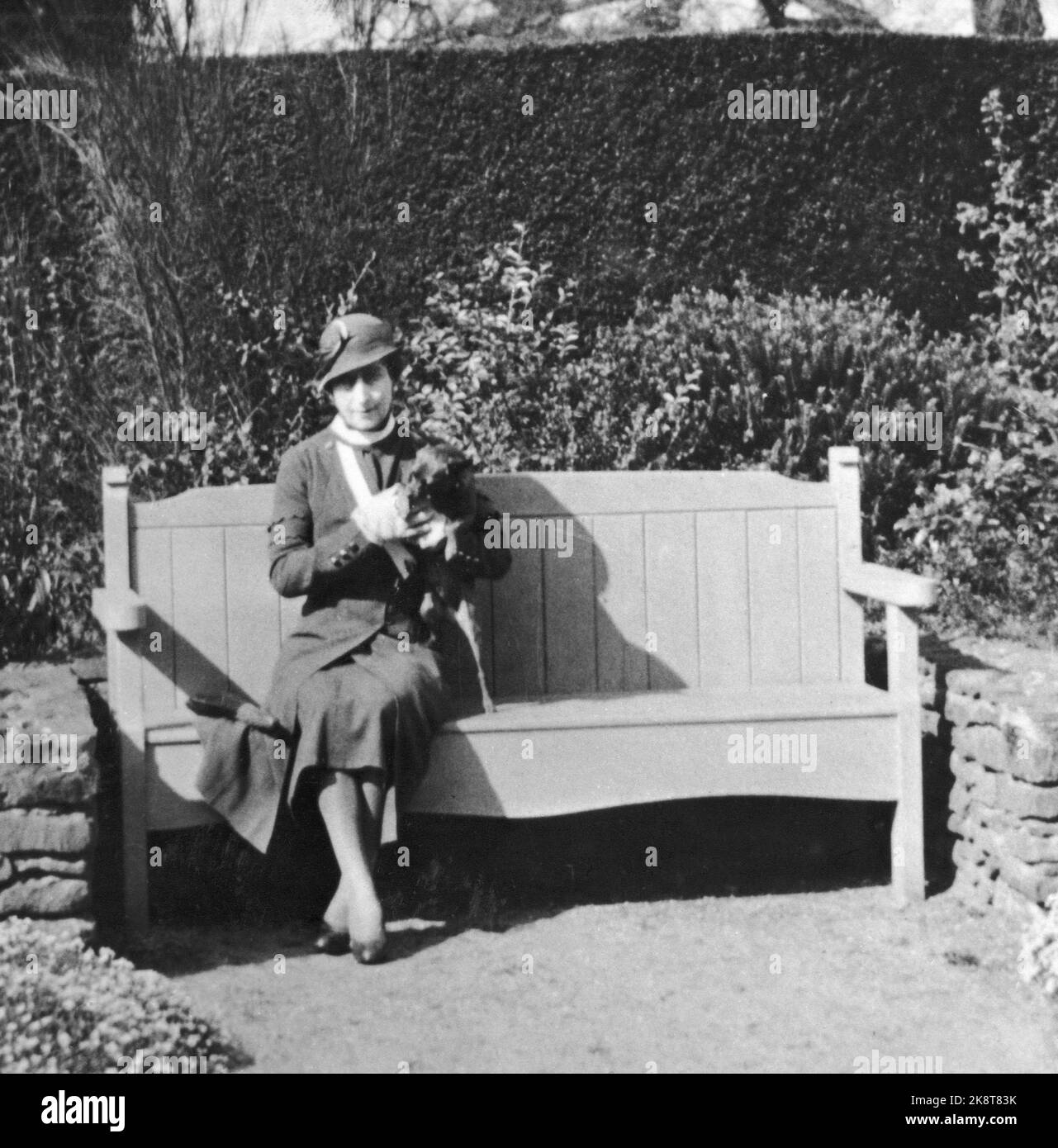 Appleton 1933 Reine Maud avec son chien sur un banc dans le parc. Photo; NTB Banque D'Images