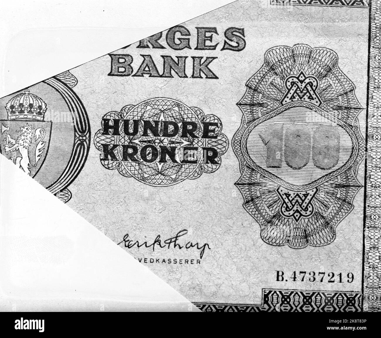 Oslo 19481231: Fausse monnaie en circulation. Ici, section d'une vraie note de cent - dollar, en comparaison avec le faux. Photo: NTB / NTB Banque D'Images