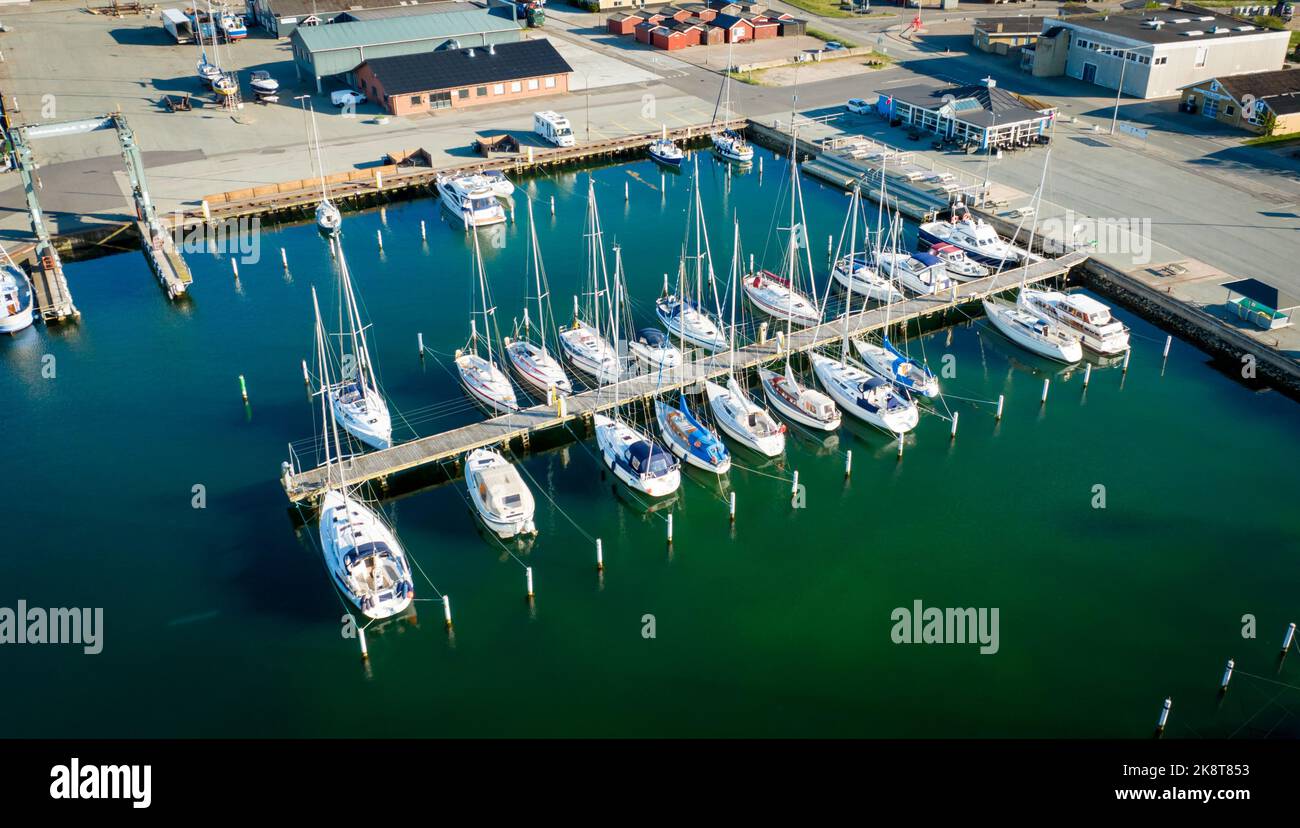 Une vue aérienne de deux rangées dans le port de yachts amarrés Banque D'Images