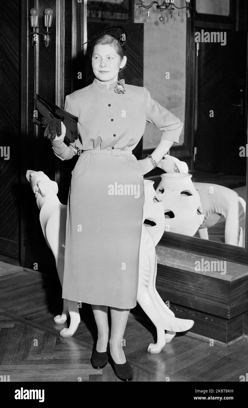 Oslo 19520619. Défilé de mode à Steen & Strøm. Robe, chaussures noires, sac et chapeau. Photo: Archives NTB / NTB Banque D'Images