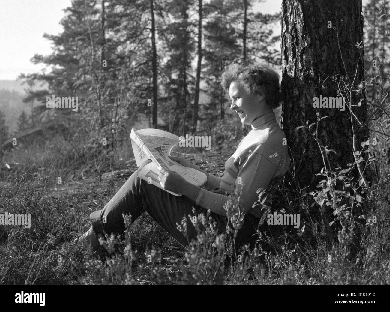 Oslo 19591031 bloc 12 Rise a Life dans certaines villes drabennes d'Oslo. Dans une ville terne, il n'y a pas de barrières entre voisins. Là, les maisons sont séparées par des pelouses vertes. Paresse, une femme au foyer peut avoir le temps de grandir quand le plus grand enfant est à l'école et la petite fille joue dans le bac à sable. Derrière les blocs il y a un joli parc naturel où il est bon de se détendre et de lire le journal. Photo: Sverre A. Børretzen / actuel / NTB Banque D'Images