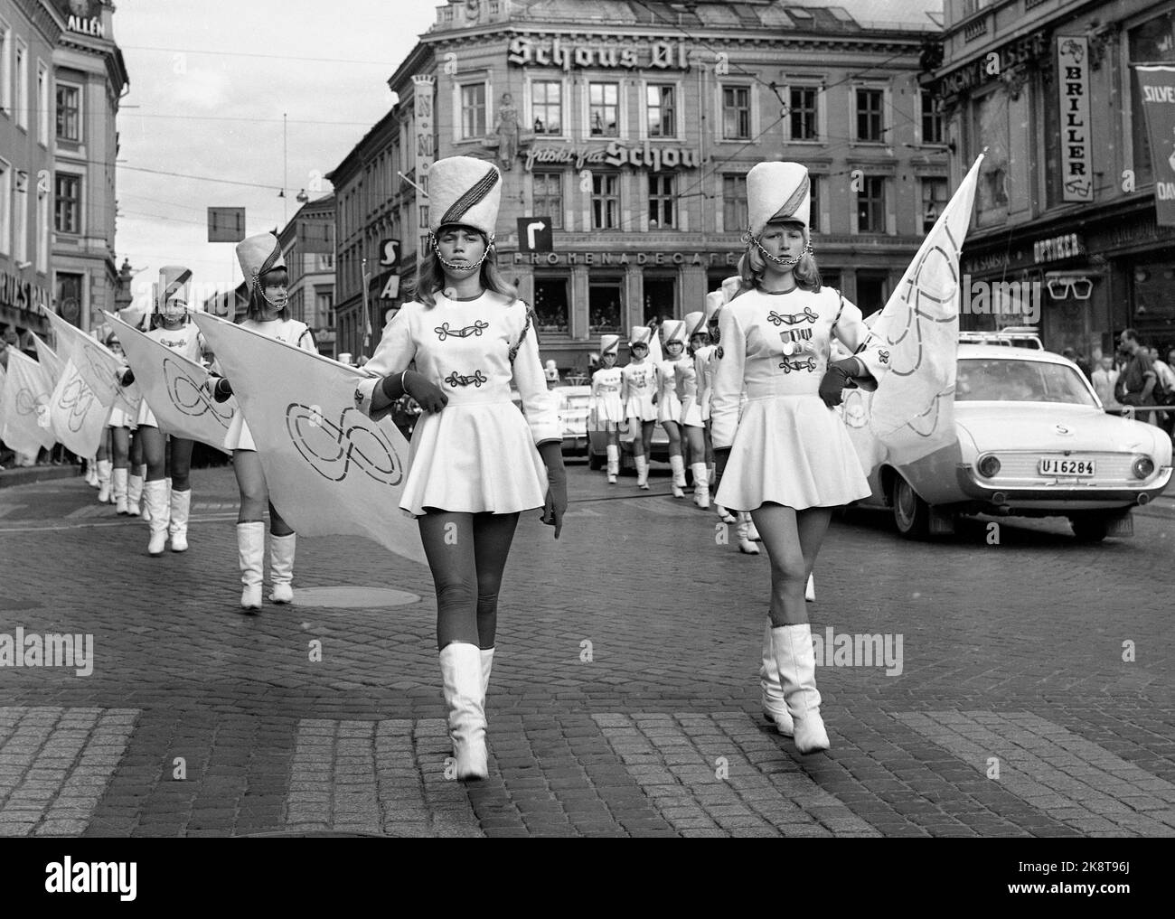 Oslo 19650701 Bispehaugen School Music corps de Trondheim en tournée à Oslo, Bispehaugen était l'un des corps de Norvège qui utilisait des spectacles, des exercices, des chants et des danses lors de leurs concerts, et le corps a reçu beaucoup d'attention lorsqu'il représentait la Norvège à l'étranger. À l'exposition universelle au Japon. Ici la marque de commerce corps, 16 drapeau-forer filles dans V-formation photo: Laurvik / NTB / NTB Banque D'Images