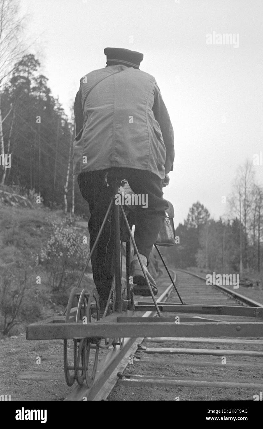 Oslo 1948 -les sentent-ils en sécurité sur un train à pleine vitesse? Le chemin de fer est toujours aux prises avec les conséquences de la guerre, le matériel usé n'a pas été remplacé. Néanmoins, l'assassinat est en tête. La NSB est au sommet de l'Europe en matière de sécurité routière. Ici, Fosnes Hansen est sur la commode sur l'inspection de routine pour voir si la ligne est en ordre. Dans l'obscurité, le froid et la tempête, les garde-chaînes ont un travail qui est plus aigre. Mais nous qui voyageons et qui apprécient les efforts, pensons-nous jamais à eux? Photo; Svein A. Børretzen / courant / NTB Banque D'Images