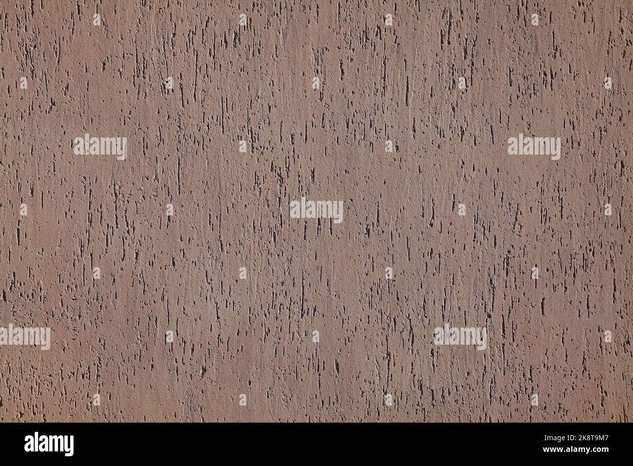 Marron, texture terre cuite et arrière-plan. Surface décorée avec des traits ou des rayures en relief verticaux. Surface murale brun clair pâle Banque D'Images
