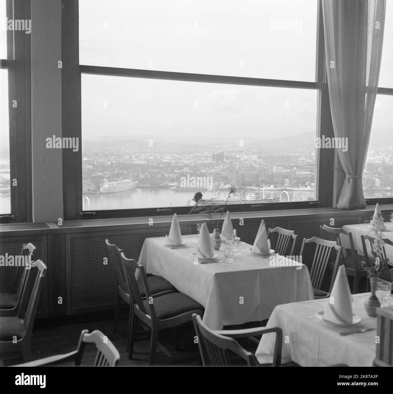 Oslo 19570429 la nouvelle salle à manger de l'Ekebergrestaurant est utilisée. Intérieur, pleine couverture avec vaisselle, verre et serviettes sur les tables. Le restaurant offre une vue magnifique sur le port d'Oslo. Photo: Stig Vanberg / NTB / NTB Banque D'Images