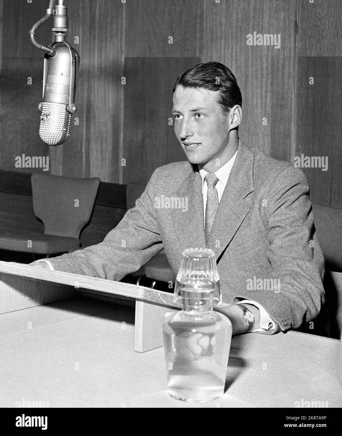 Oslo 19570801 le Prince Harald parle en Norvégien National Broadcasting / radio à l'occasion de l'anniversaire du roi Haakon en 85th. Ici Harald dans le studio, par le microphone. Photo: NTB / NTB Banque D'Images