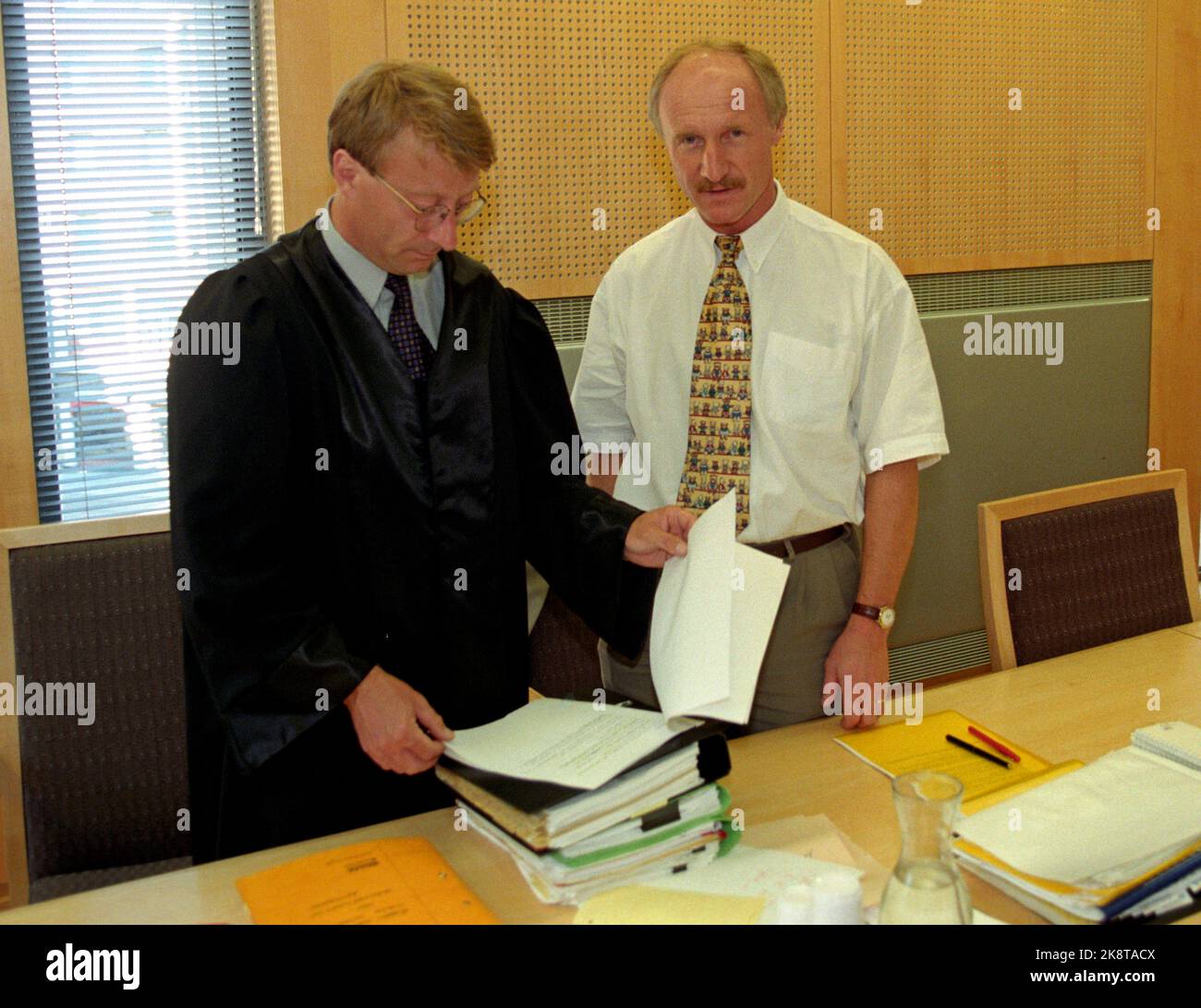 Oslo 19970612: Bjørn Hamre s.m. Son avocat Vidar Strømme (TV) au tribunal municipal d'Oslo. Hamre est allé à des poursuites contre Lars Rise, ancien chef de la coupe du monde du cyclisme 1993. Photo: Knut falch / NTB. Banque D'Images