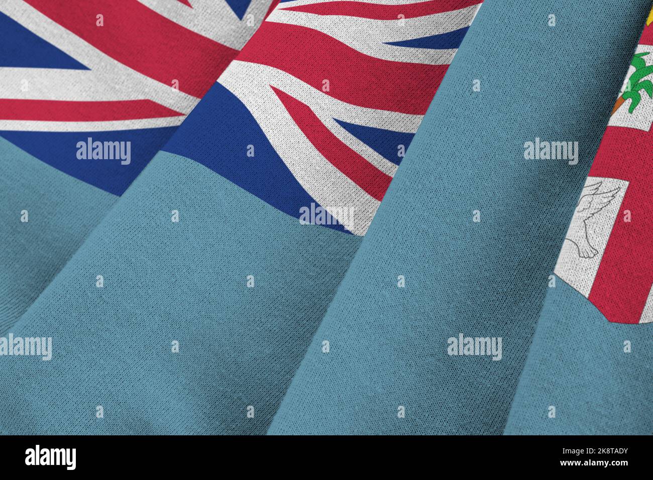 Drapeau des Fidji avec de grands plis et un gros plan sous la lumière du studio à l'intérieur. Les symboles officiels et les couleurs de la bannière en tissu Banque D'Images