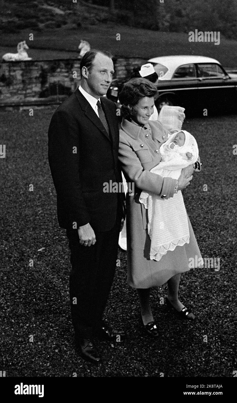 Asker 19710929 la fille du couple du Prince héritier rentre à la maison. Crown Princess Sonja bar même la petite Märtha Louise hors de la voiture quand la famille Crown Prince est retournée à Skaugum après la naissance. Ici, le prince héritier Harald avec la princesse Sonja et la princesse Märtha Louise. Photo: NTB / NTB Banque D'Images