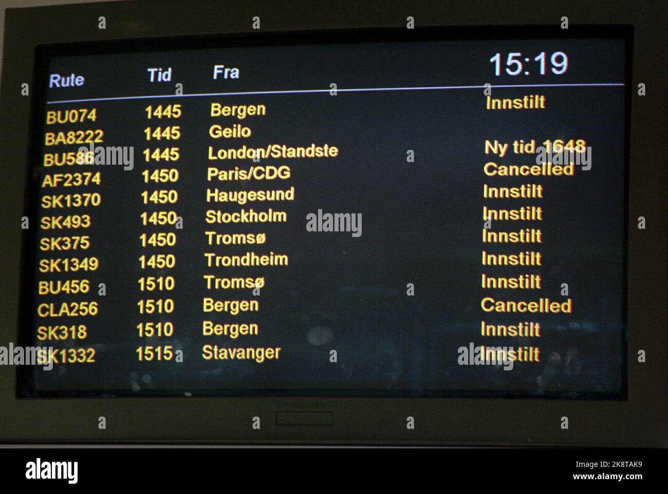Jeudi, 1,2 millions de membres de YS, AF, NL et LO se sont rendus à des grèves politiques contre la proposition du gouvernement de supprimer un jour férié. Il y a eu de longues files d'attente à Gardermoen en lien avec la grève quand tout le trafic aérien a été paralysé. Un certain nombre de départs et d'arrivées ont été annulés. Ici, des panneaux d'information avec des vols - tous marqués / annulés. Scan photo: Ørn E. Borgen / NTB Banque D'Images