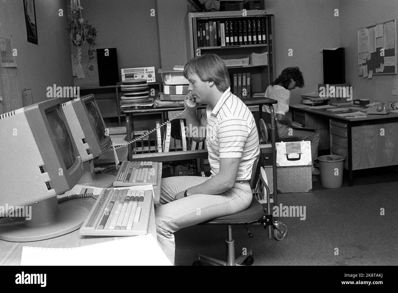 Oslo 19840510 Homme au travail par ordinateurs / ordinateurs à l'Agence centrale de Statistich. Photo: Bjørn Sigurdsøn / NTB / NTB Banque D'Images