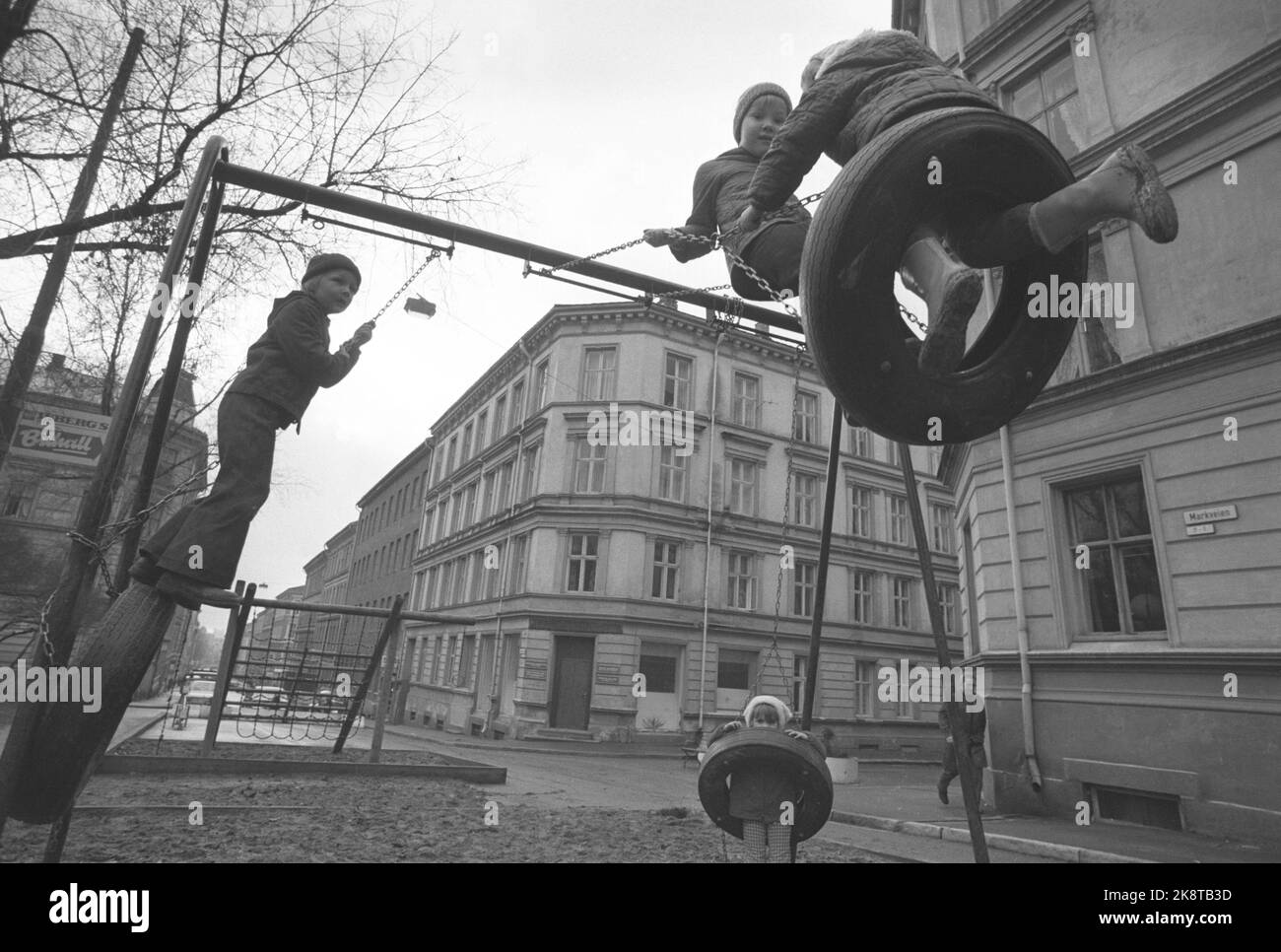 Oslo sur 27 novembre 1975. Les enfants jouent dans les Oslolates, ici de Markveien derrière l'église Saint-Paul. Grünerløkka. N'oubliez pas. Swnle. Bac à sable. Photo: NTB / NTB Banque D'Images