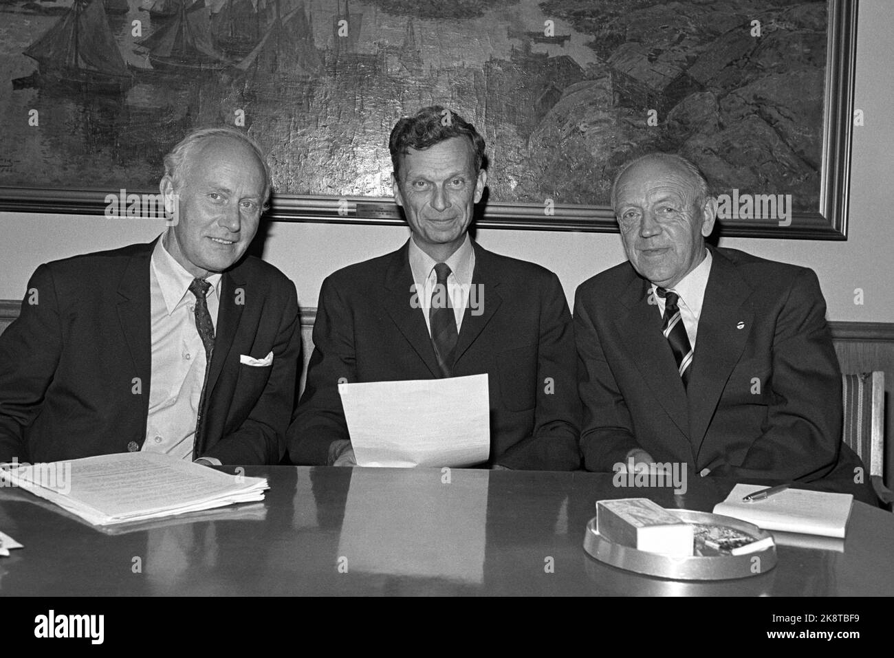 Oslo 19740719. Médiation dans le conflit hydro. EG : Directeur général adjoint de N.A.F. Vilhelm Dahl, courtier national Preben Munthe, et vice-président du syndicat norvégien des travailleurs de l'industrie chimique, Håkon A. Ødegaard, sont convenus d'une proposition recommandée. Photo NTB / NTB Banque D'Images