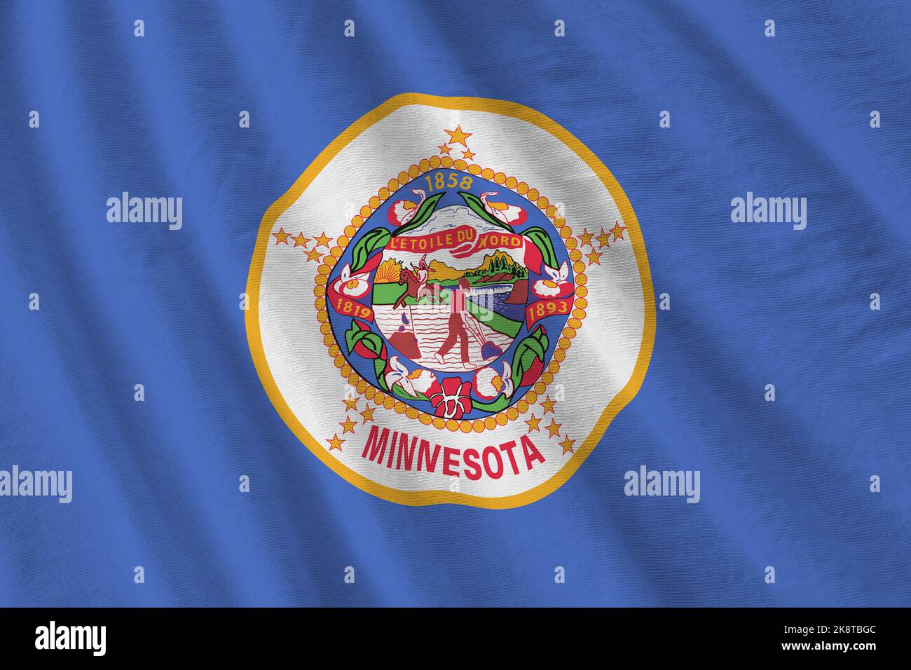 Drapeau de l'État du Minnesota aux États-Unis avec de grands plis et un gros plan sous la lumière du studio à l'intérieur. Les symboles officiels et les couleurs de la bannière en tissu Banque D'Images