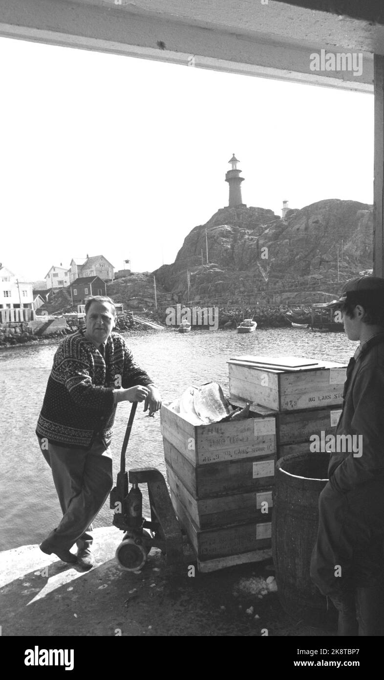 Ona 19720617. Le village de pêcheurs sur la côte de Romsdal est à une distance satisfaisante de tout ce qui a à voir avec les tracas et la ruée. Beaucoup ont quitté Ona ces dernières années. La troisième partie des maisons est vide. Pourtant, il y en a qui ne quittera jamais l'île. À propos de. Deux cents personnes vivent ici aujourd'hui. Le phare d'Ona est l'un des plus célèbres gars de la côte, qui décharge les gens de mer par une LED dangereuse. Photo: Sverre Børretzen courant / NTB Banque D'Images