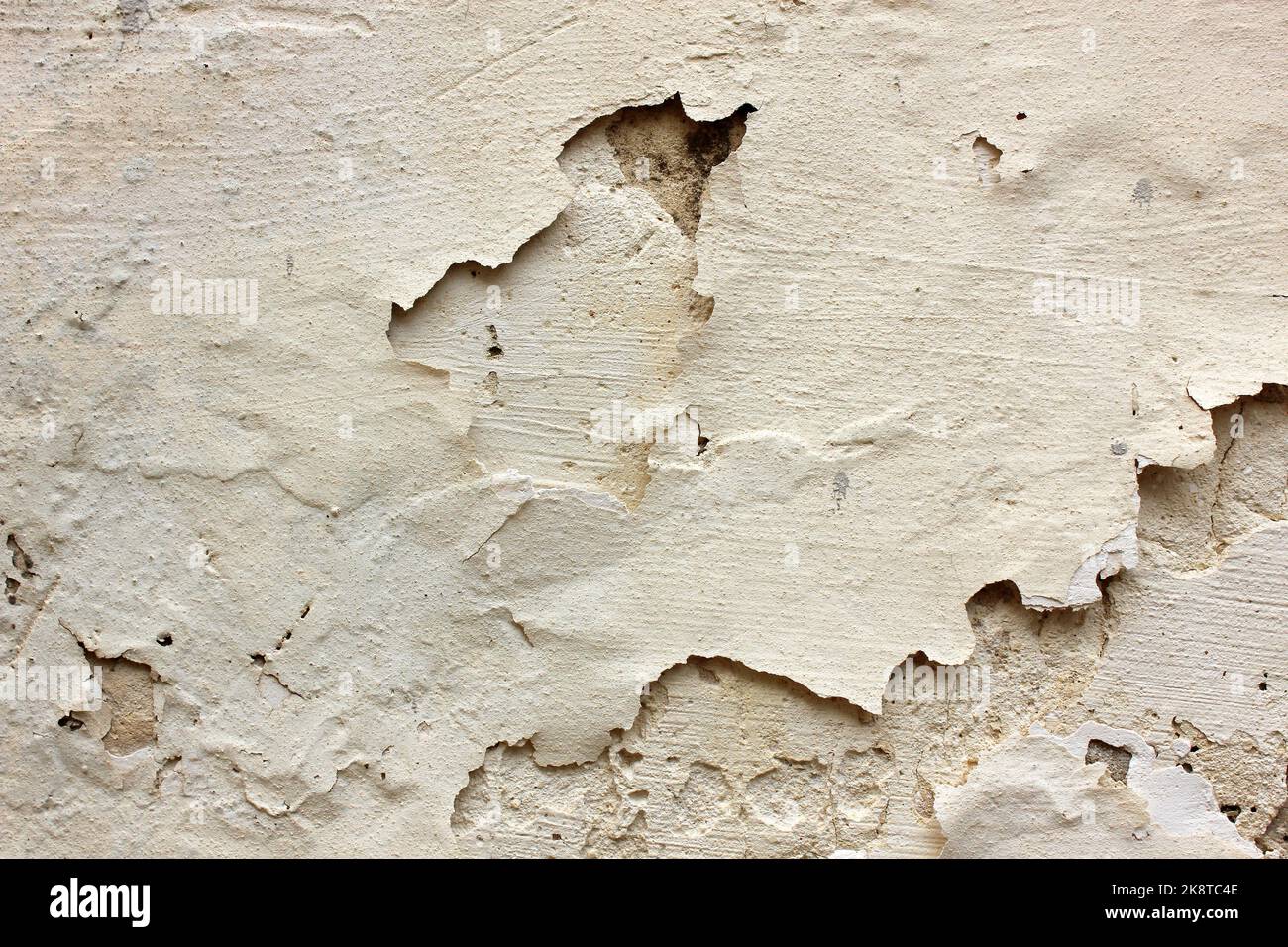 Vieille peinture sur le fond sale du mur de ciment. Mur avec plâtre endommagé. Texture, motif, arrière-plan. Copier l'espace. Banque D'Images