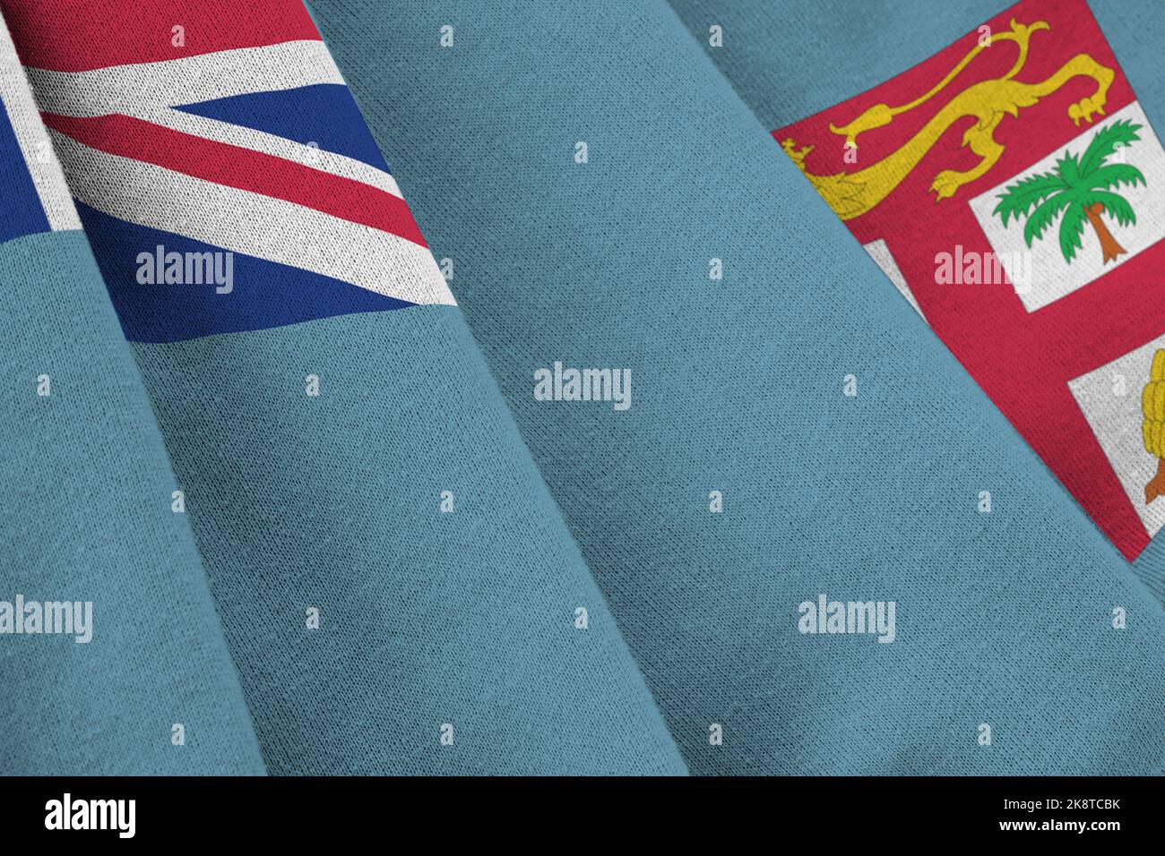 Drapeau des Fidji avec de grands plis et un gros plan sous la lumière du studio à l'intérieur. Les symboles officiels et les couleurs de la bannière en tissu Banque D'Images