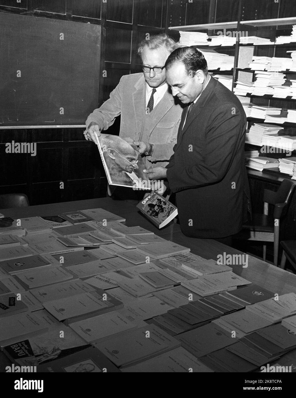 Oslo 02.10.1969: À l'occasion du 100th anniversaire de la naissance du Mahatma Gandhi, l'ambassadeur de l'Inde en Norvège a remis jeudi un livre au Département de la recherche pour la paix. Ici vous voyez dir Johan Galtung (TV) avec l'ambassadeur N.V. RAO après la mise en mains. Photo: Vidar Knai / NTB / NTB SPBEKEIL Banque D'Images