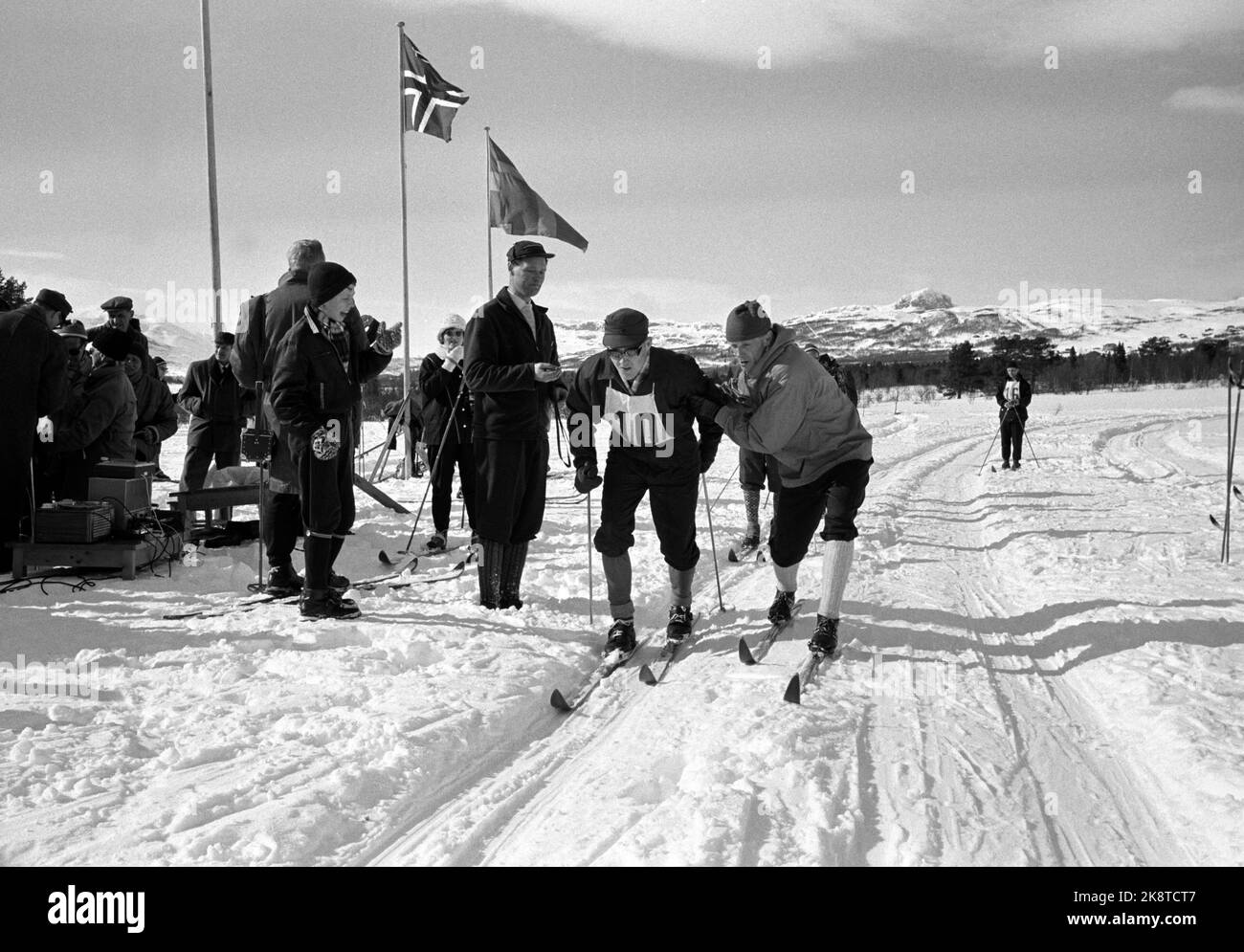 Beitostølen 19620323 pour la première fois, des cours de ski sont organisés pour les aveugles à Beitostølen, sous la direction d'Erling Stardahl et de Håkon Brusveen. Le parcours s'est terminé par une piste de ski, à 2x5 kilomètres, et la plupart des aveugles ont géré la marque d'or. Ici, l'instructeur Brusveen envoie le skieur aveugle Arne Storlid dans la piste. Photo: Aaserud / courant / NTB Banque D'Images