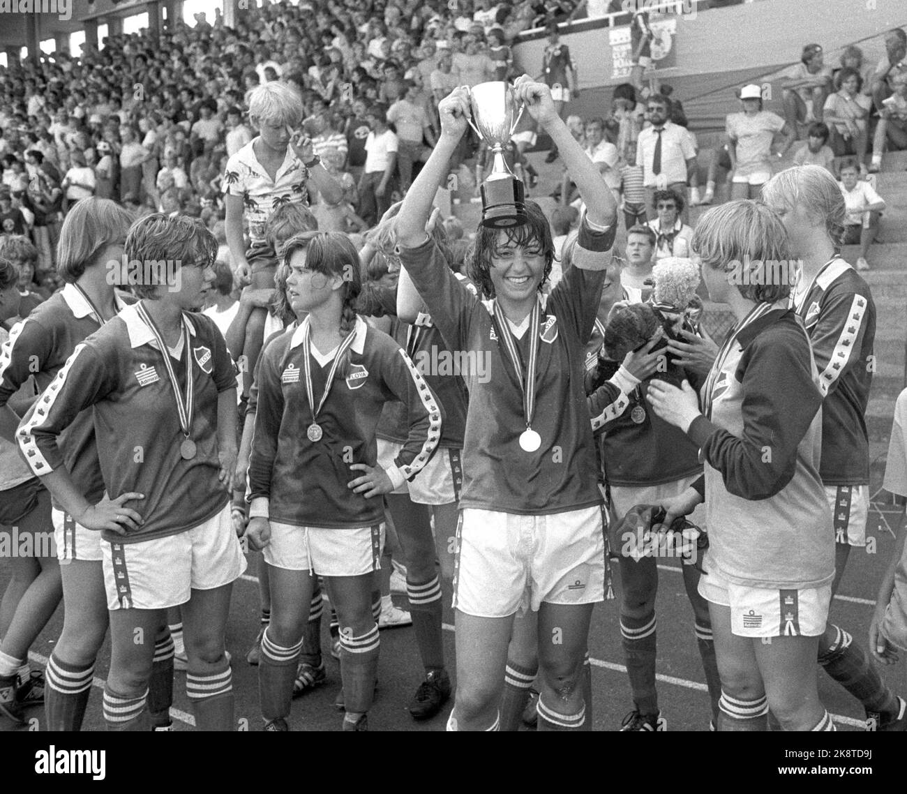 Oslo 19820802. Norvège Cup1982 10th anniversaire. Tournoi international de football pour enfants et jeunes à Ekebergsletta. Les filles norvégiennes en finale. L'équipe de filles Fløya a dû perdre pour Pei-Tou de Taiwan avec 0-1 dans la finale à Bislett, mais la joie n'était pas moins pour cette raison. Ici avec des médailles et des trophées. Photo: Inge Gjellesvik / Bjørn Sigurdsøn Banque D'Images