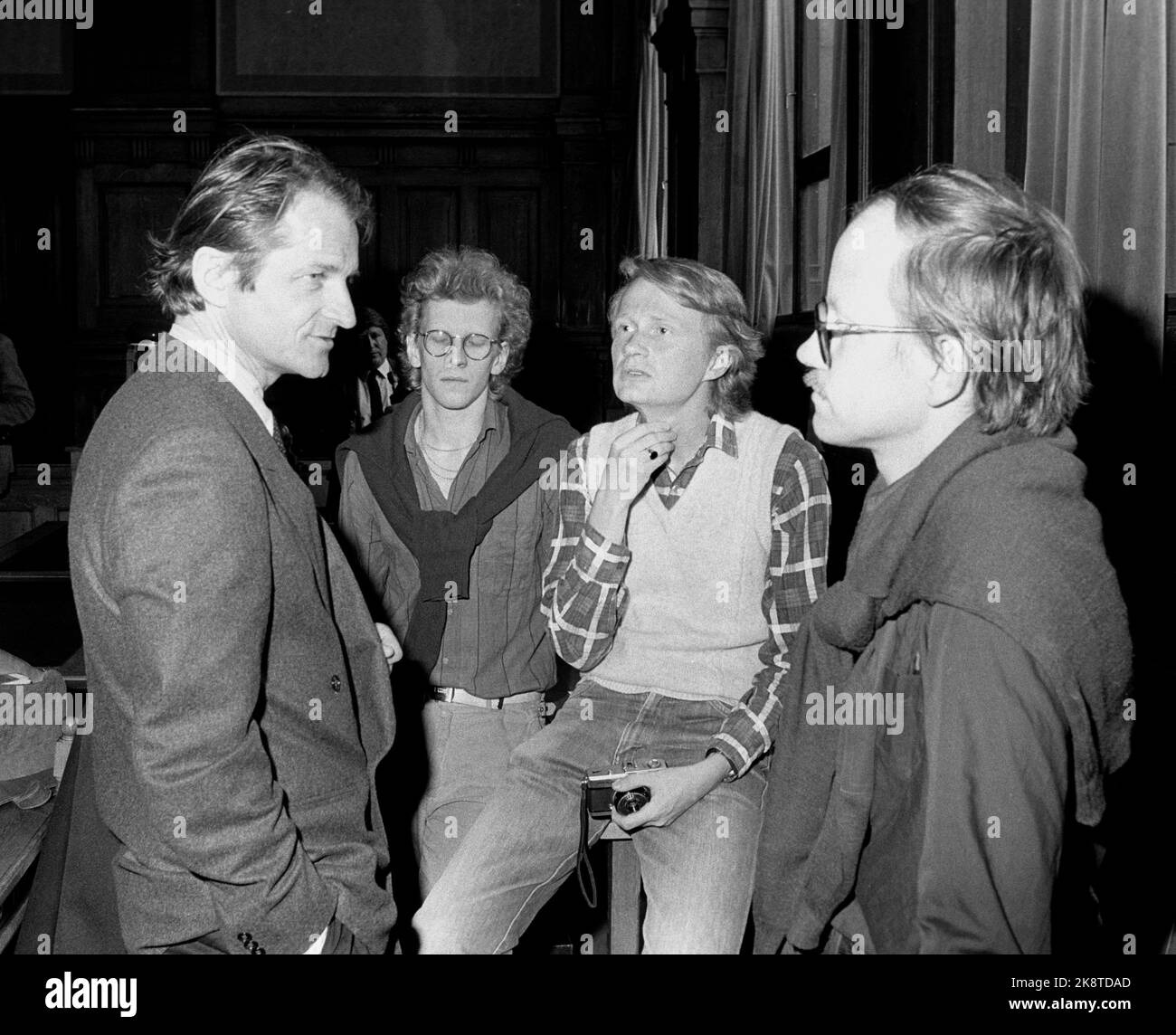 Oslo 19850529 affaire Nonvold au tribunal municipal d'Oslo. Le procès après des articles avec des informations sur l'installation d'écoute sous-marine Sosus sur Andøya avait été dans la revue Nonvold. Les journalistes n'avaient utilisé que des sources ouvertes, mais étaient néanmoins accusés d'avoir violé les paragraphes d'espionnage du Code criminel. Sur la photo: Le procureur de la Cour suprême Ketil Lund, l'un des défenseurs, le défendeur Ole G. Posen et Helge Strand Østtveiten, et chercheur au Département de la recherche pour la paix, Nils Petter Gleditsch. Photo d'archive NTB Henrik Laurvik / NTB Banque D'Images
