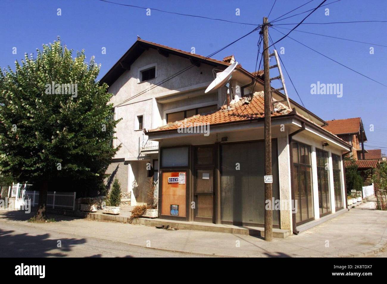 Pristina 1990722 le conflit kosovok : la Maison scandinave de Pristina est située dans un quartier protégé et a été utilisée par la police et les soldats serbes pendant la guerre. Les Albanais du Kosovo ont dit avoir été torturés dans une annexe à la maison. Extérieur du bâtiment. Photo: Heiko Junge, NTB Banque D'Images