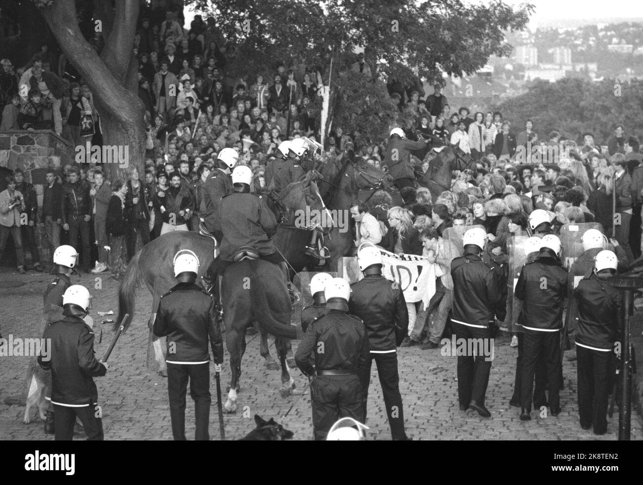 Oslo 19860911. Le ministre de l'État de den bristiske Margaret Thatcher på offisielt besøk i Norge. Statsministene Margaret Thatcher ble møtt av demonasjoner sous Middagen på Akershus slott. Demonstrantene brøt politiets sperringer og trengte helt inn på slottspassen før gjestene til regjeringens midag ankom. Politiet angrep med skjold og tåregass, og hunder og hester måtte til før borggården var ryddet. De bar plakater med slagord mot sur nedbør og mot britisk politikk i Sør-Afrika og Nord-Irland. Aksjonen kom fullstendig overraskende på politiet. Foto: Paul Owesen NTB / NTB Banque D'Images