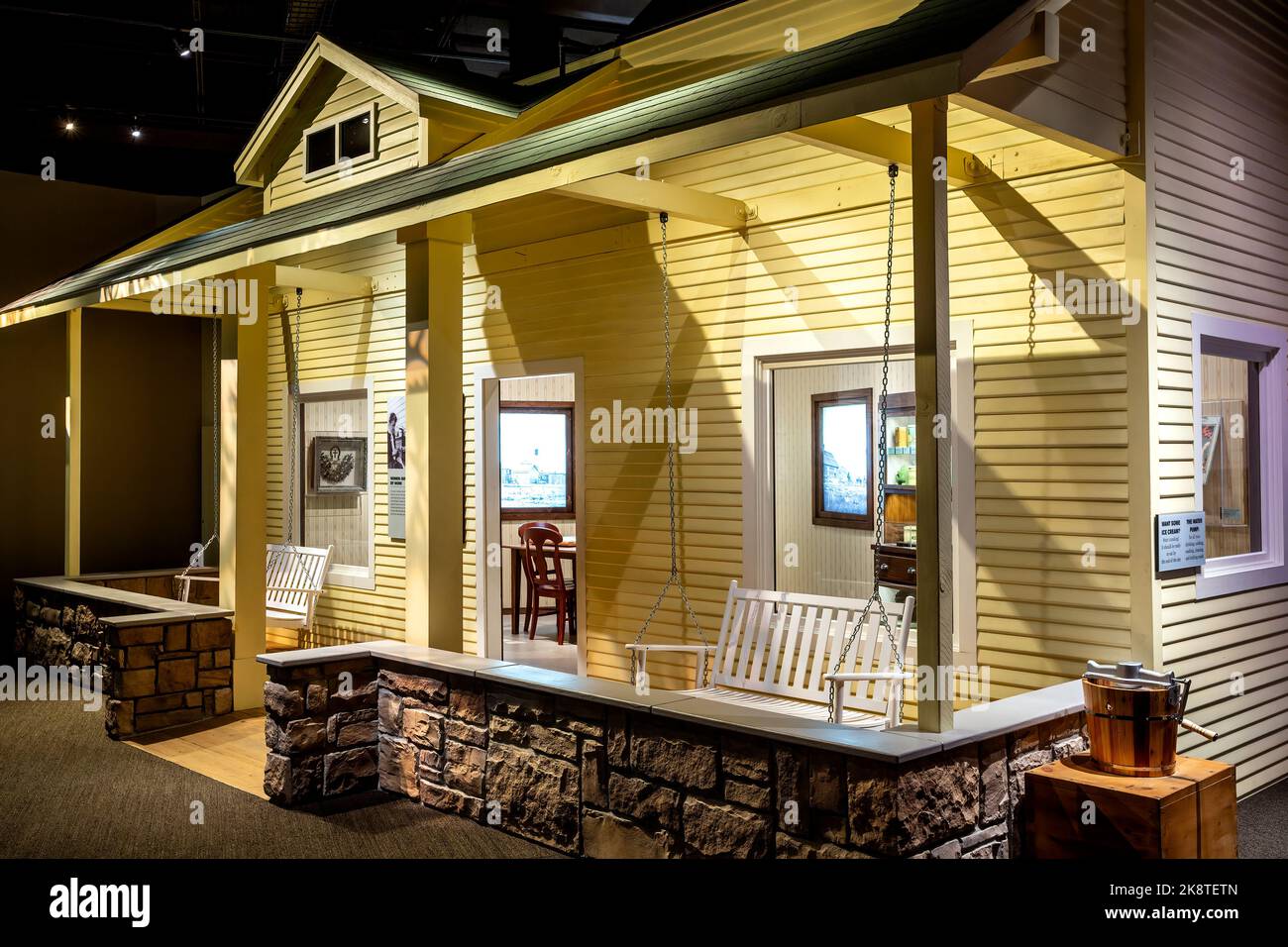 Maison en bois, destination Colorado Exhibition (représentée par la ville de Keota), History Colorado Center (musée), Denver, Colorado USA Banque D'Images