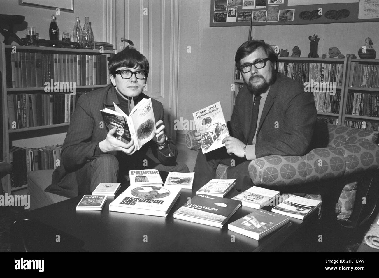 Oslo 19700110. Les auteurs Tor Åge Bringswaard (t.H.) et Jon Bing ont publié douze livres en quelques années, ensemble et individuellement. Le Théâtre norvégien crée des avant-premières sur « To Lone Spacehip » comme Bing & Bringsværd ont écrit la pièce. Ici avec certains des livres qu'ils ont écrit. Photo: Ivar Aaserud courant / NTB Banque D'Images