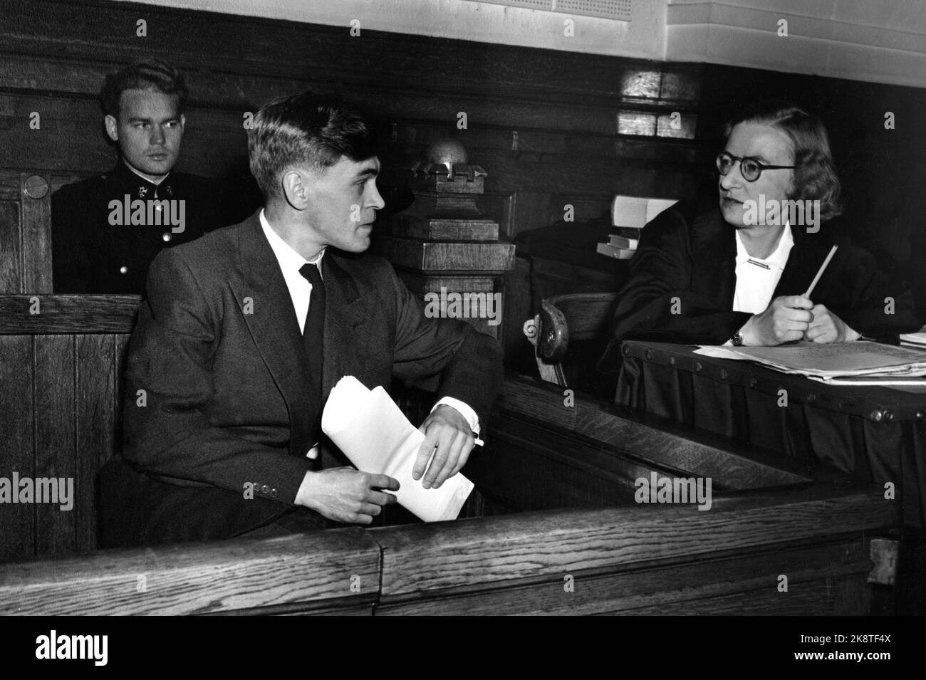 Oslo 19510309. Procès contre f.h.v. Lieutenant de marine Per Danielsen, ici avec son défenseur Asvor Ottesen. Danielsen a été accusé de vendre des informations militaires à l'Union soviétique. Photo: Sverre A. Børretzen / actuel / NTB Banque D'Images