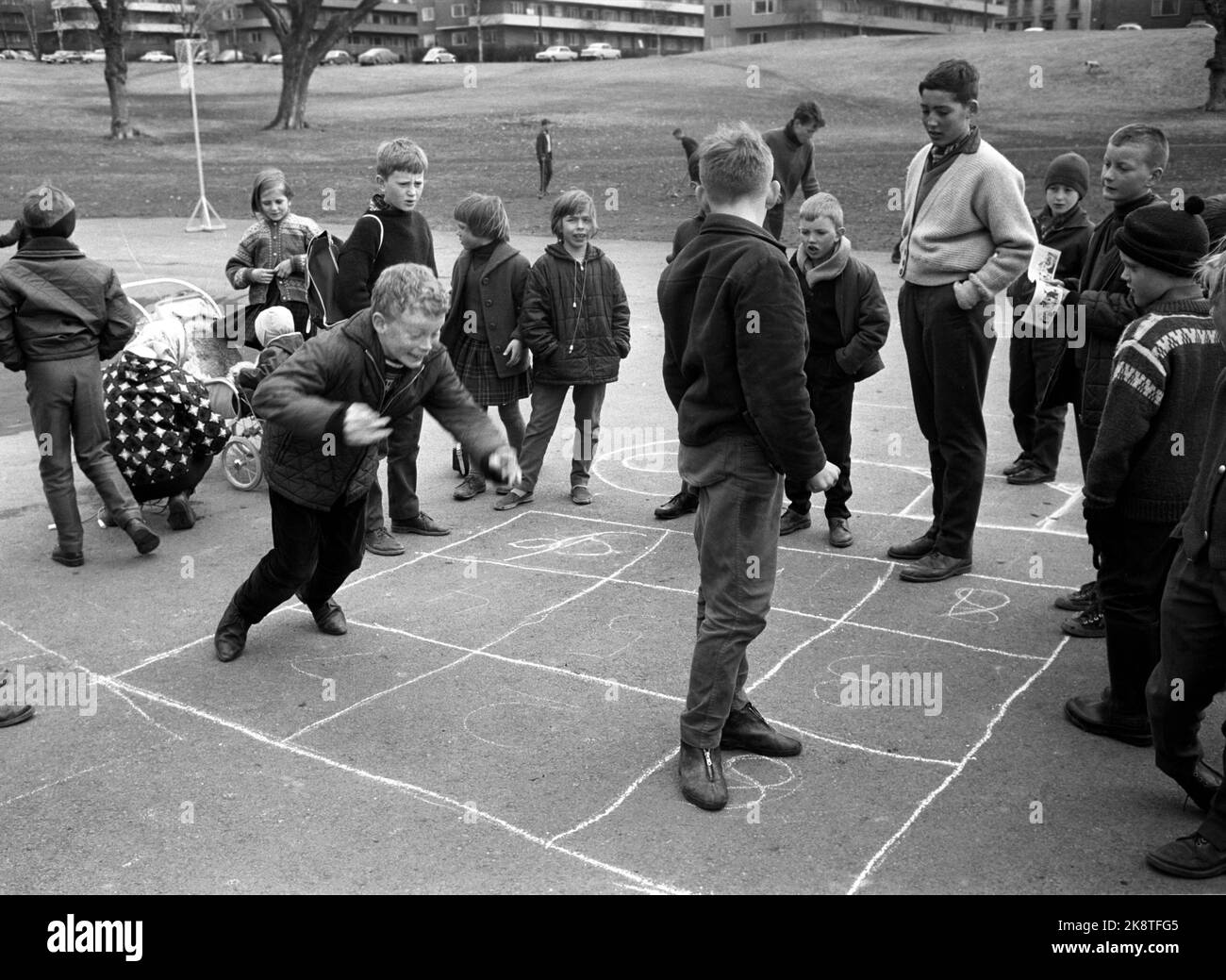 Oslo 196404 les enfants de Marienlyst à Oslo sautent au paradis, garçons et filles. Etud. mag. Espèces. Åse Astrup (Åse Enerstvedt) recueille des matériaux pour une maîtrise sur les jouets d'extérieur norvégiens pour enfants, comme le premier dans le pays. Photo Sverre A. Børretzen / actuel / NTB Banque D'Images