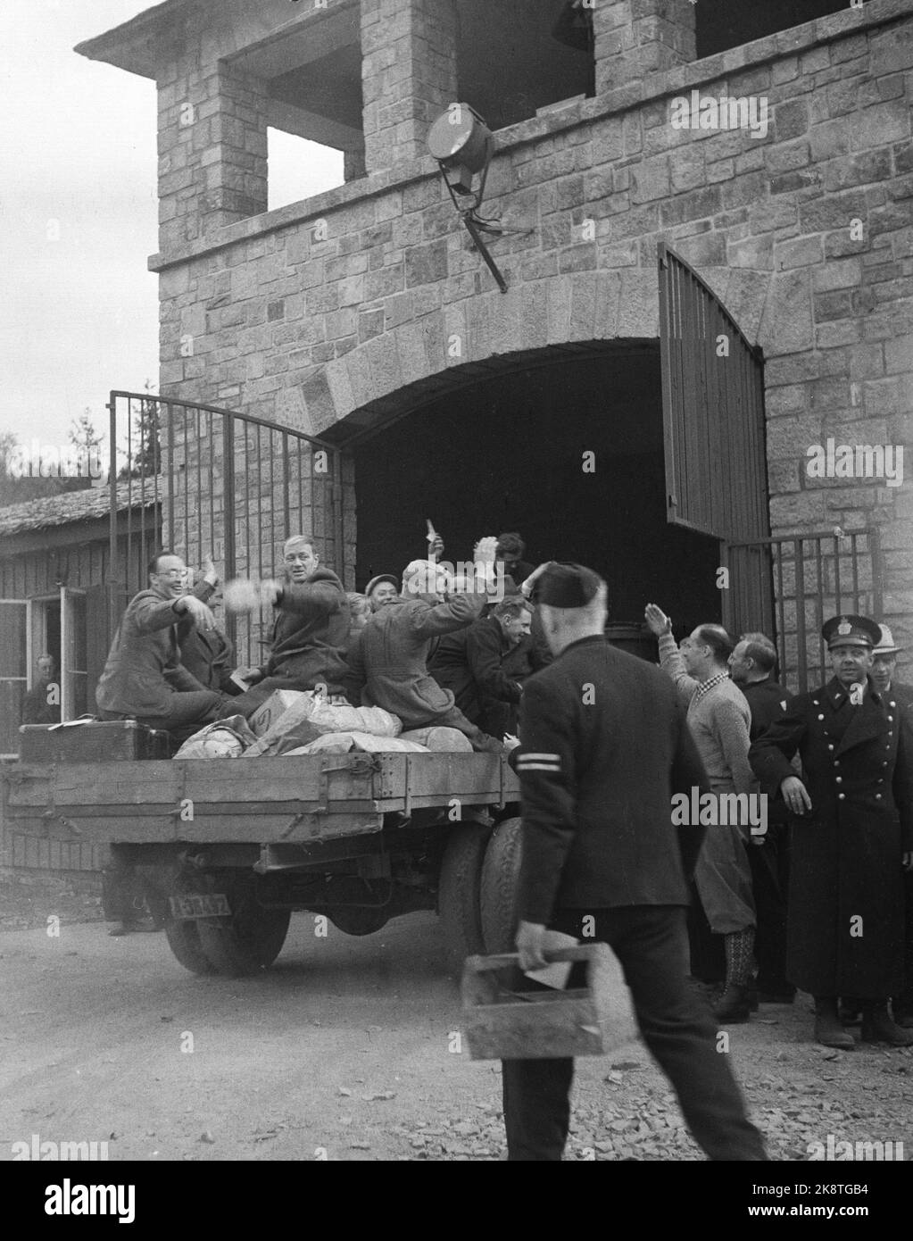 Grini 19450514 Journées de la paix Mai-45. Du camp de concentration de Grini / camp de prison. Les heureux prisonniers quittent Grini dans l'avion d'un camion. La voiture passe par la grille. Photo: Archives NTB / NTB Banque D'Images