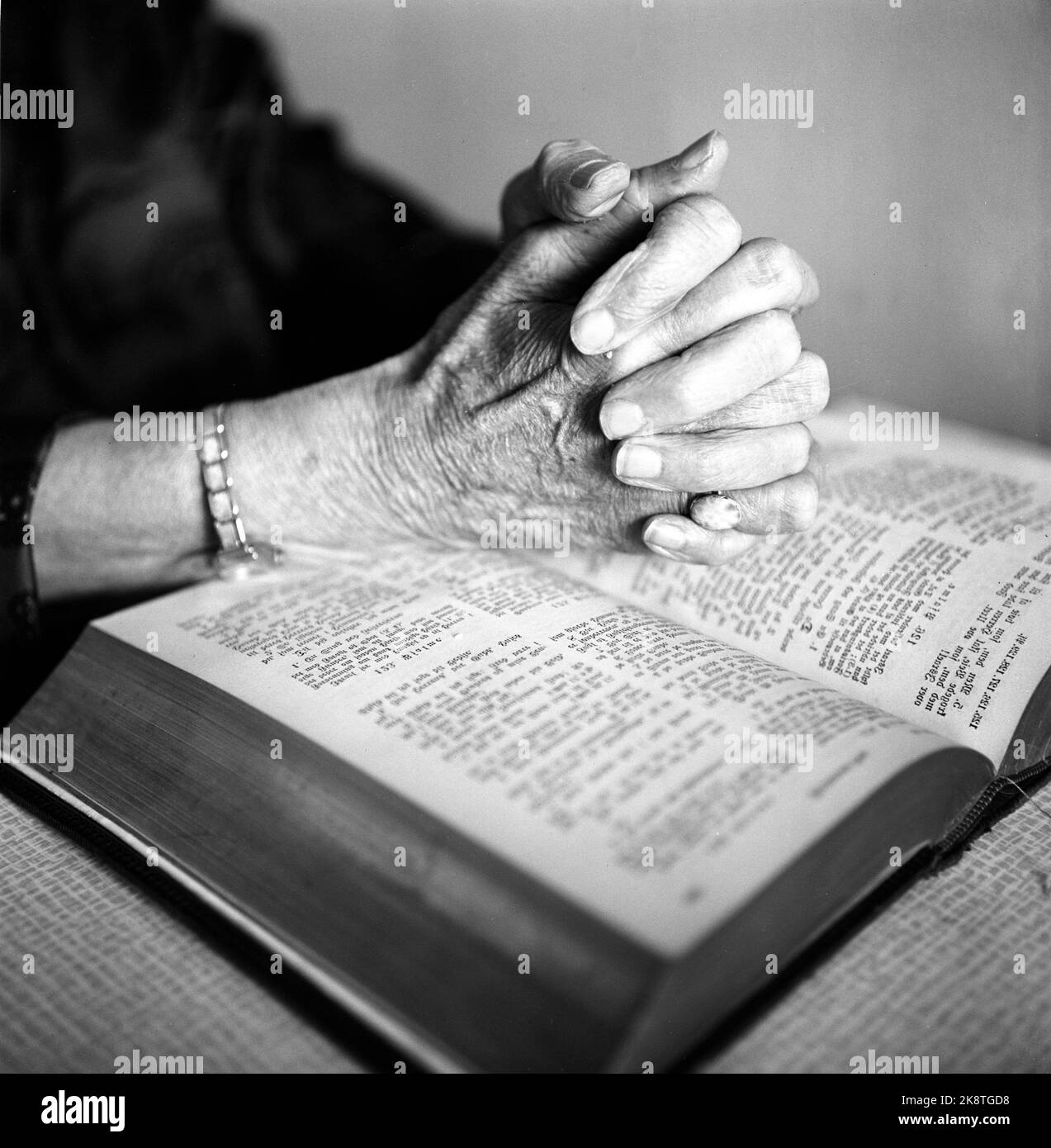 1966 Bible. Dieu, foi, prière, écrits religieux, personnes âgées, Mains pliées, christianisme. Photo d'illustration. Photo: Aage Storløkken / actuel / NTB Banque D'Images