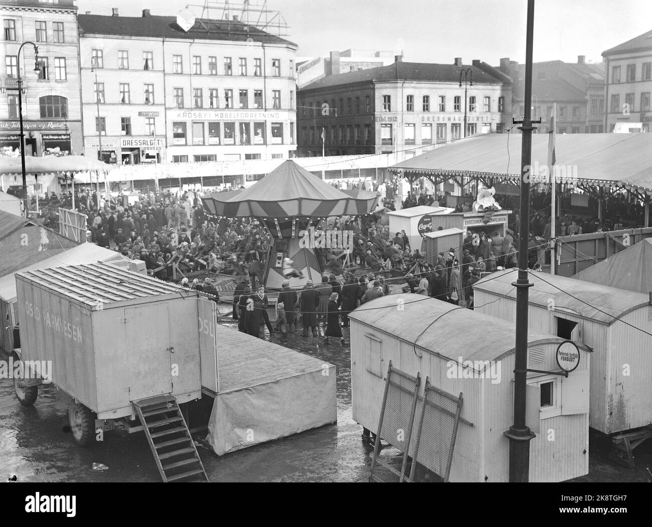 Oslo 19530227. Oslo-Marken est le marché traditionnel de Youngstorget, qui est organisé chaque année par les compagnies d'Oslo. De nombreuses personnes étaient présentes pendant les jours de marché. Photo: Archives NTB / NTB. Banque D'Images