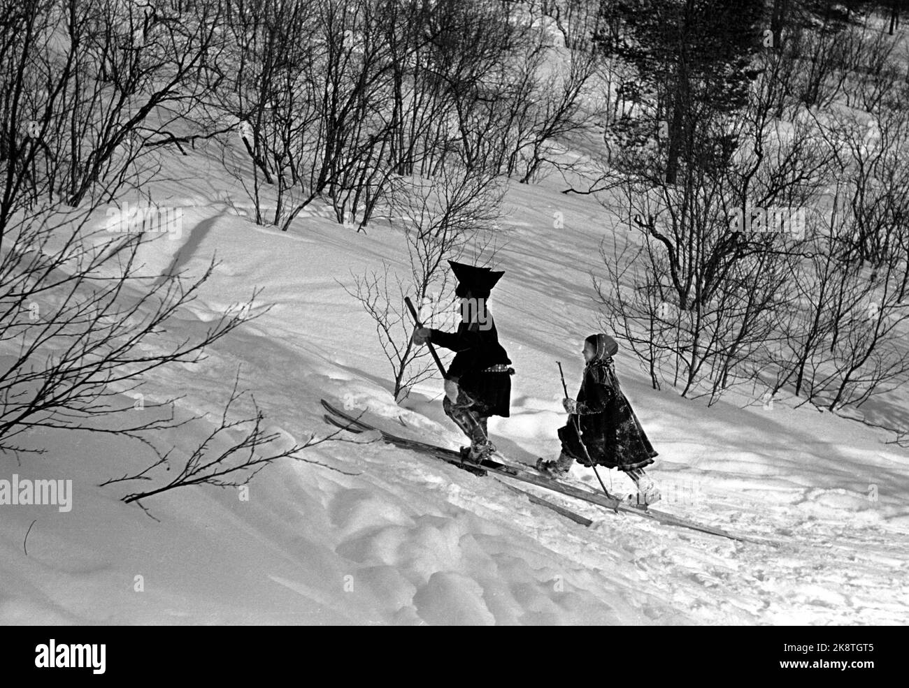 Karasjok, Finnmark, janvier 1950. De l'école d'embarquement pour les enfants en déplacement. Les enfants sâmes vivent à l'école d'embarquement. Les enfants sâmes ont la meilleure chose quand ils peuvent se déplier dans les produits gratuits. Ici, les enfants jouent dans la neige comme ils sont habitués à de la prairie. Deux tout-petits skier. Photo: SV. A. Børretzen / courant / NTB Banque D'Images