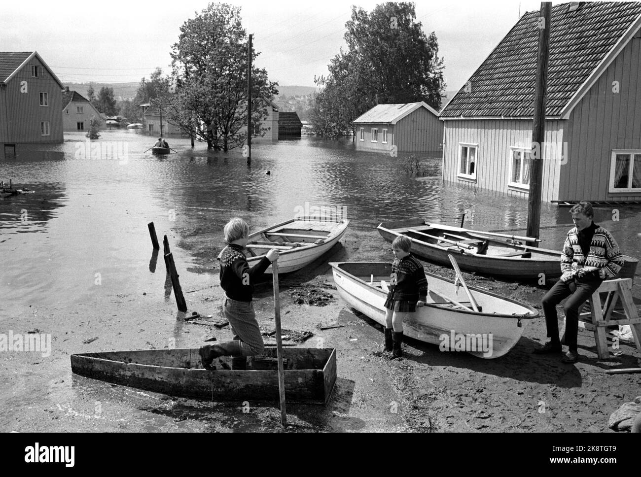 Lillestrøm 19670603 inondation mettre de grandes parties de Lillestrøm sous l'eau. Plus de 15 000 personnes ont été blessées après l'inondation. Le bateau à rames est actuellement le meilleur moyen d'accès à Lillestrøm. Voici un parking pour différents types de bateaux au bord de l'inondation. Photo: Sverre A. Børretzen / actuel / NTB Banque D'Images